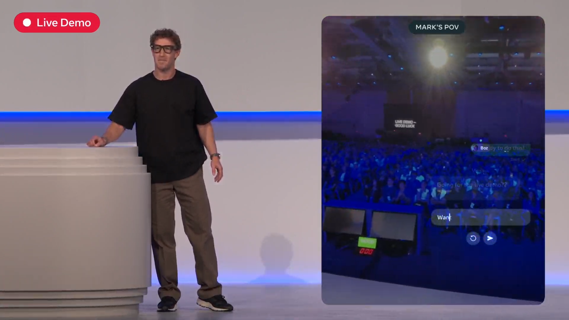 返信を書いているマーク・ザッカーバーグ氏