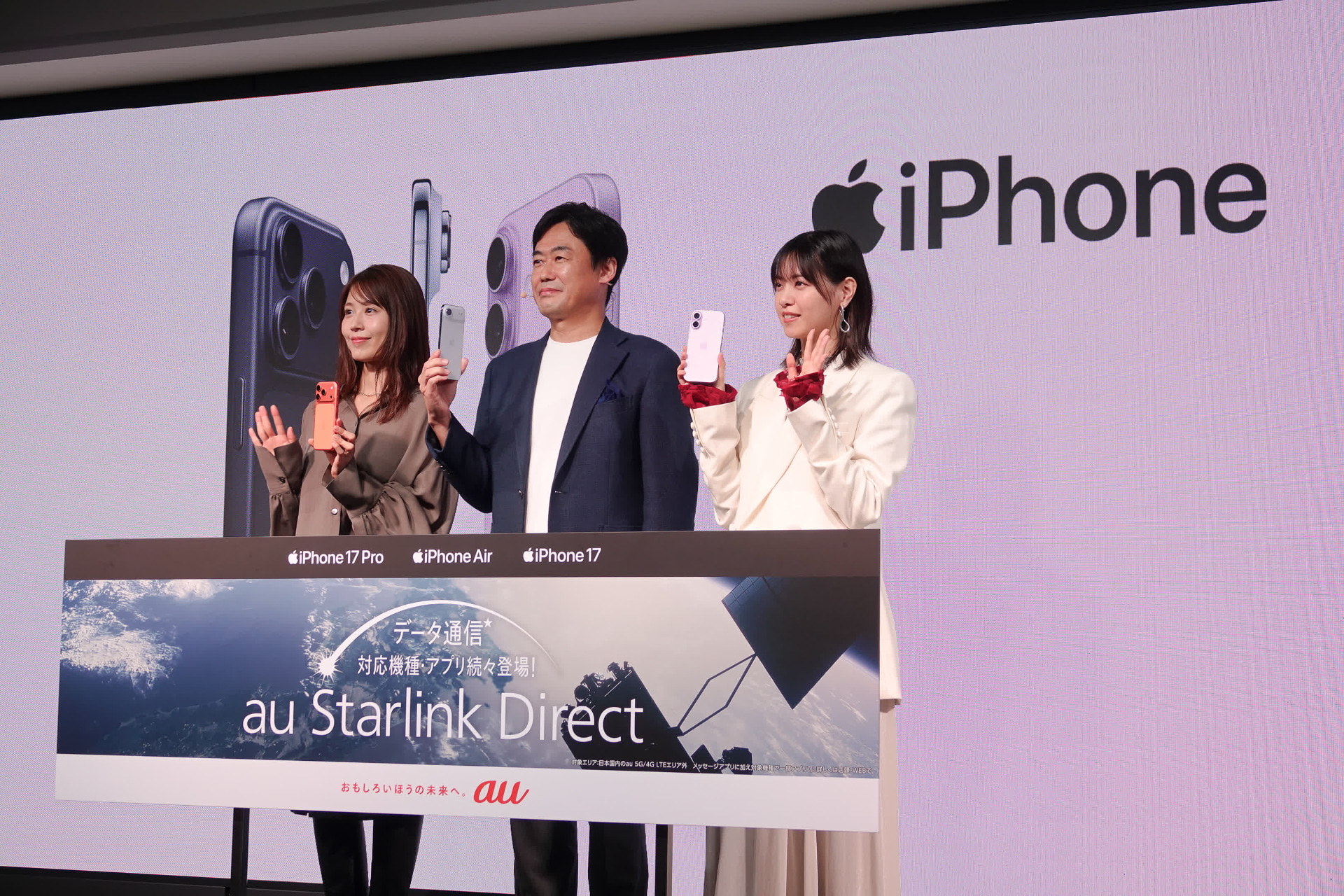iPhone Airの薄さをアピールする松田社長