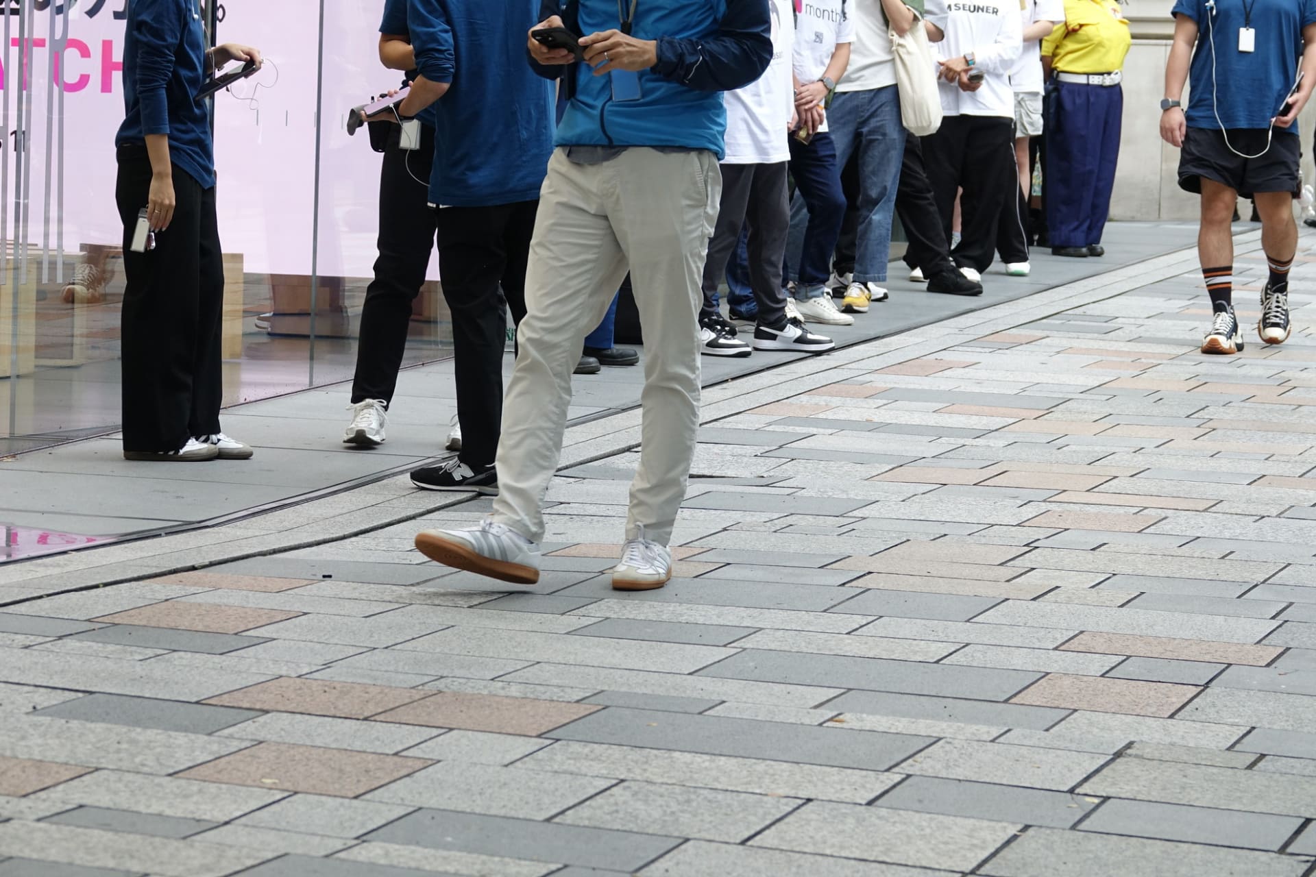 8時の開店前から多くのユーザーが列をなした