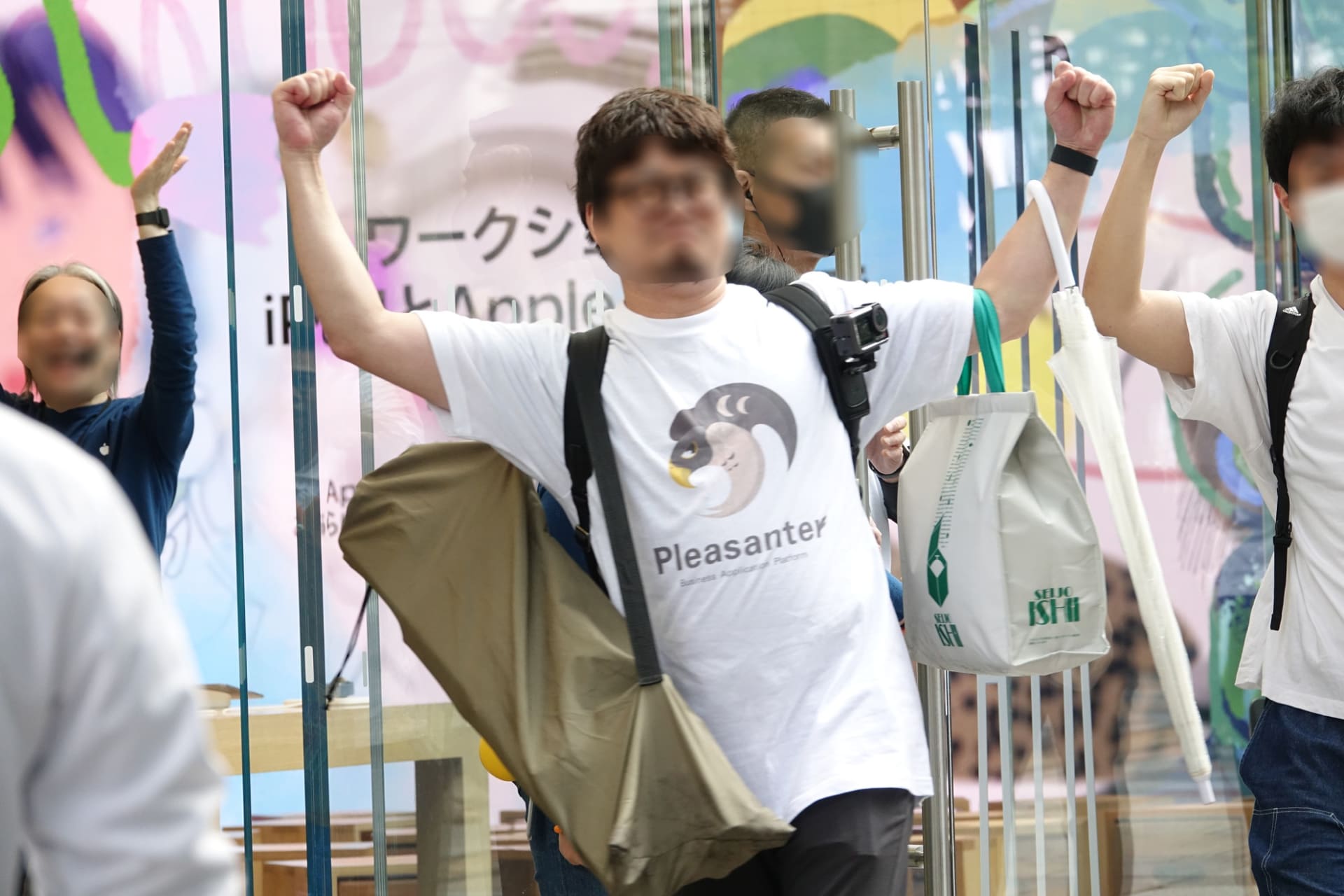 新製品を目の前に盛り上がるユーザーも