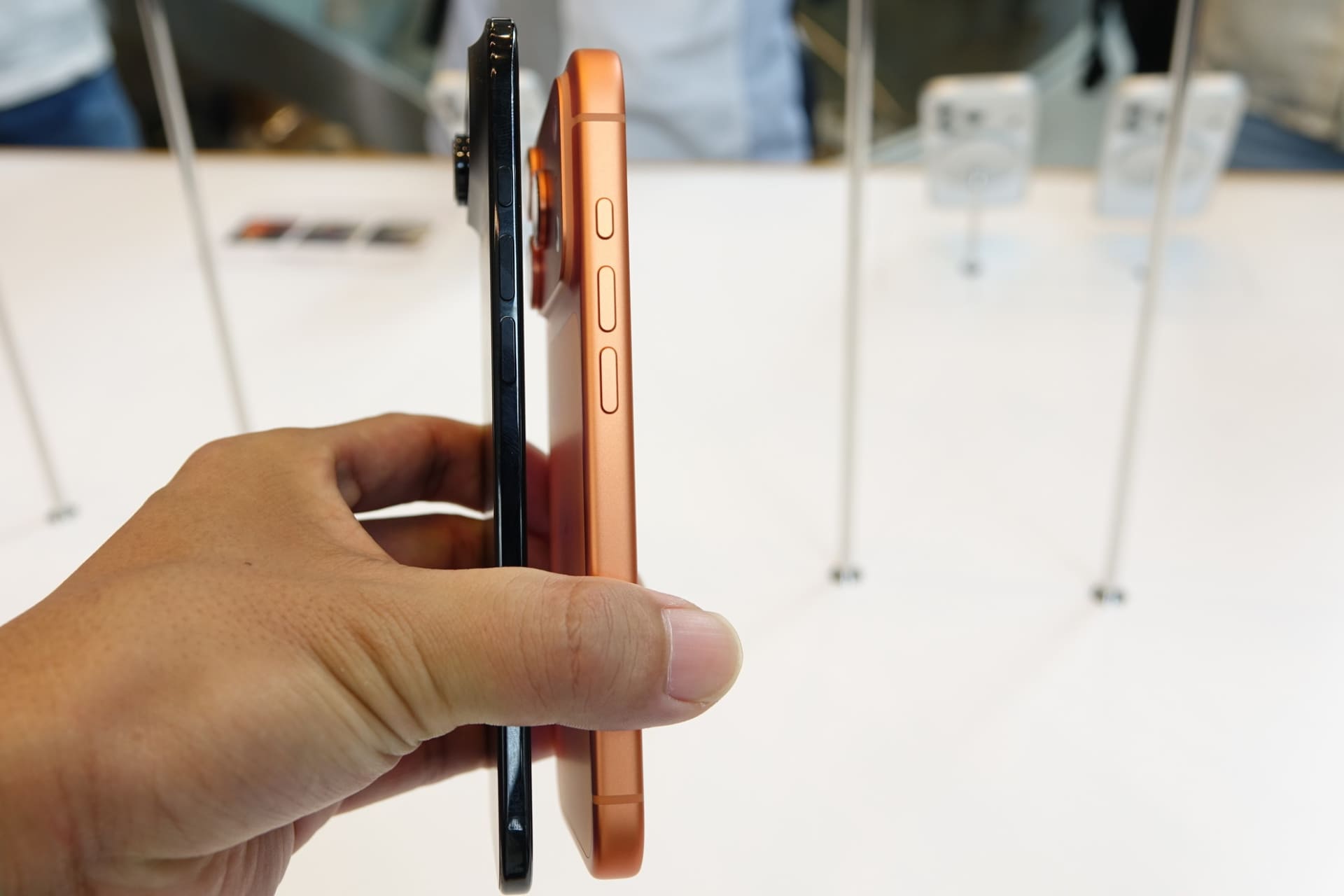 iPhone Air（左）とiPhone 17 Pro（右）