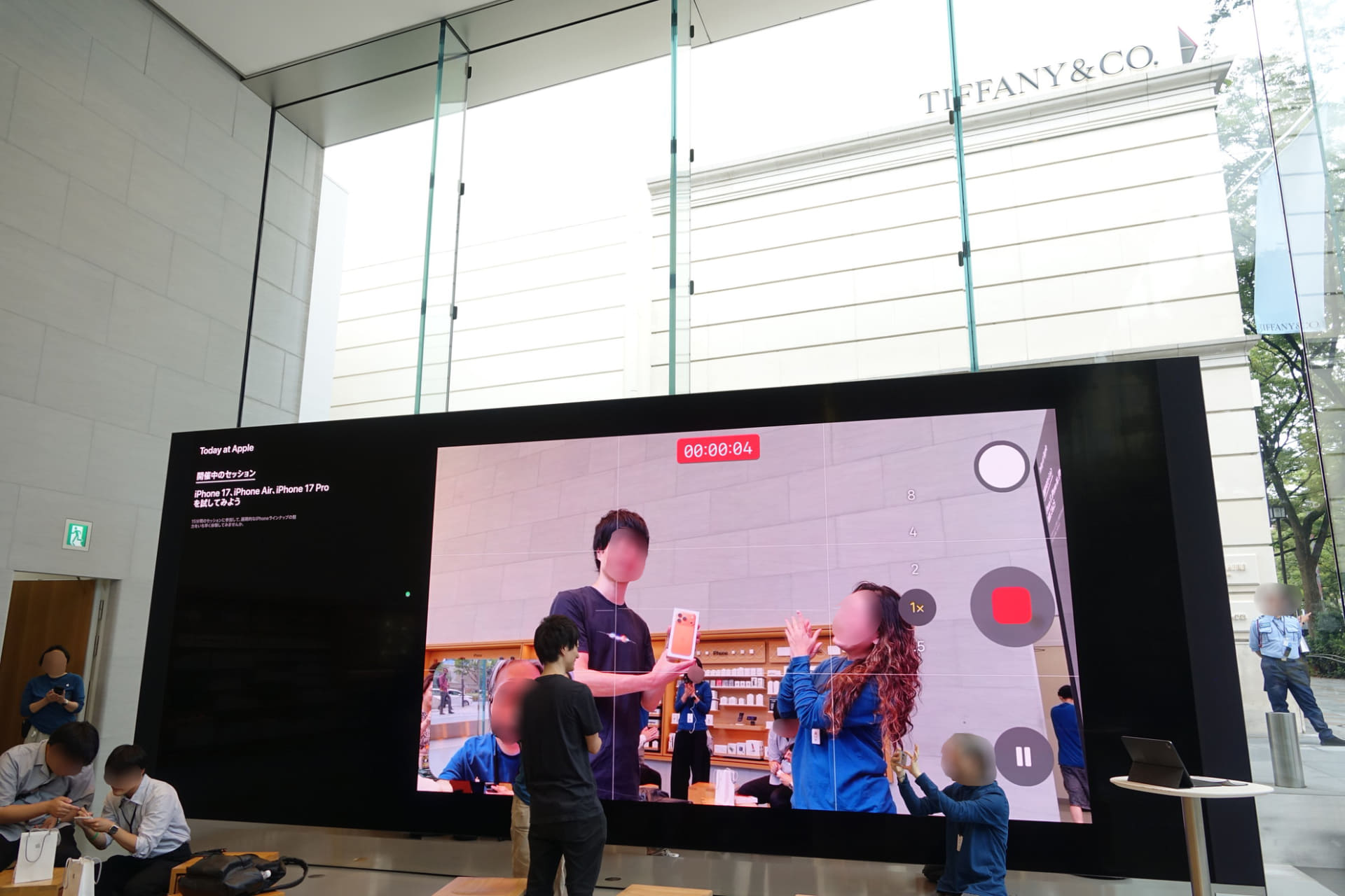 希望者には、大画面でセレモニーも実施された