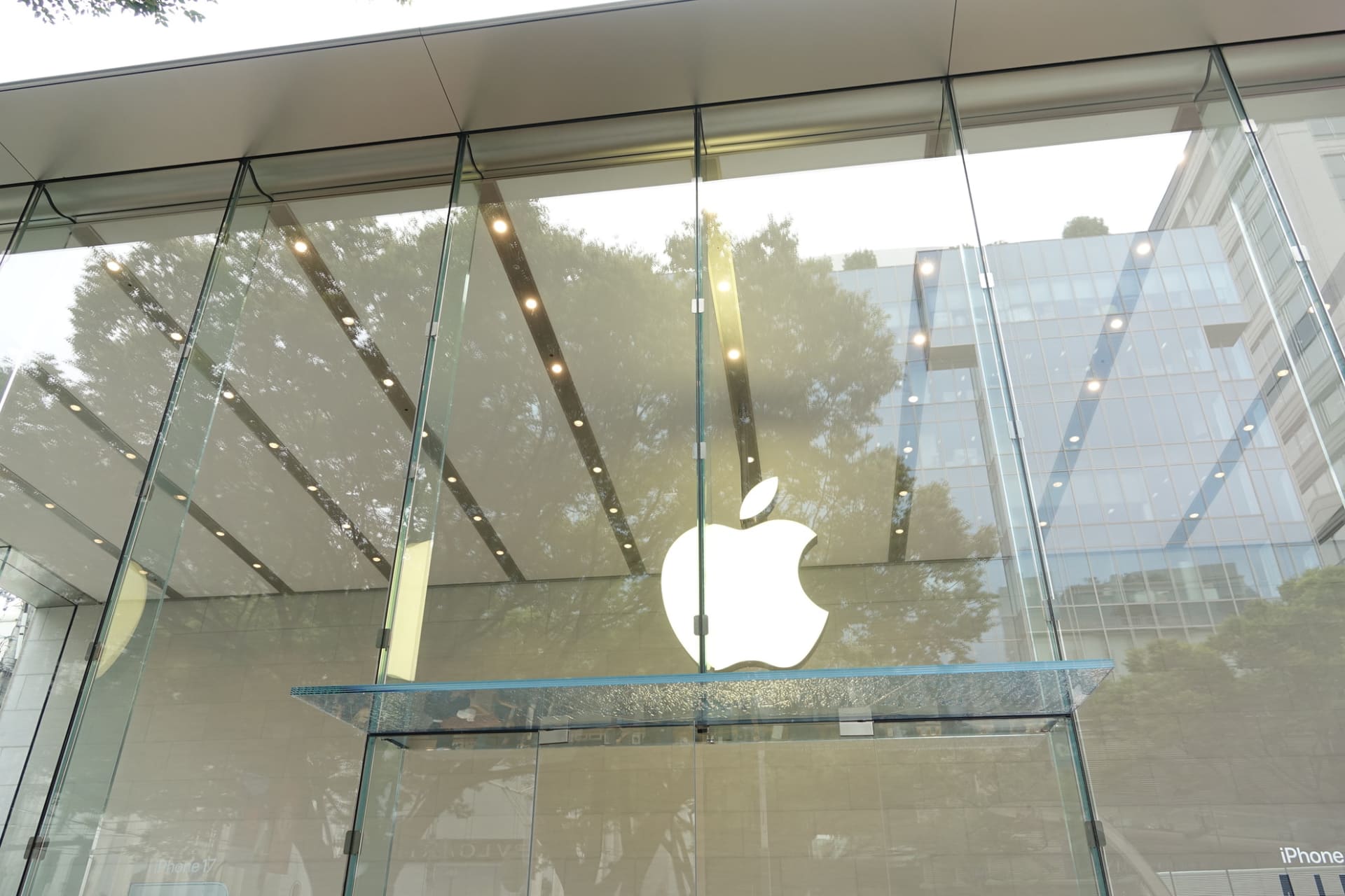 未明の雨が残るApple 表参道