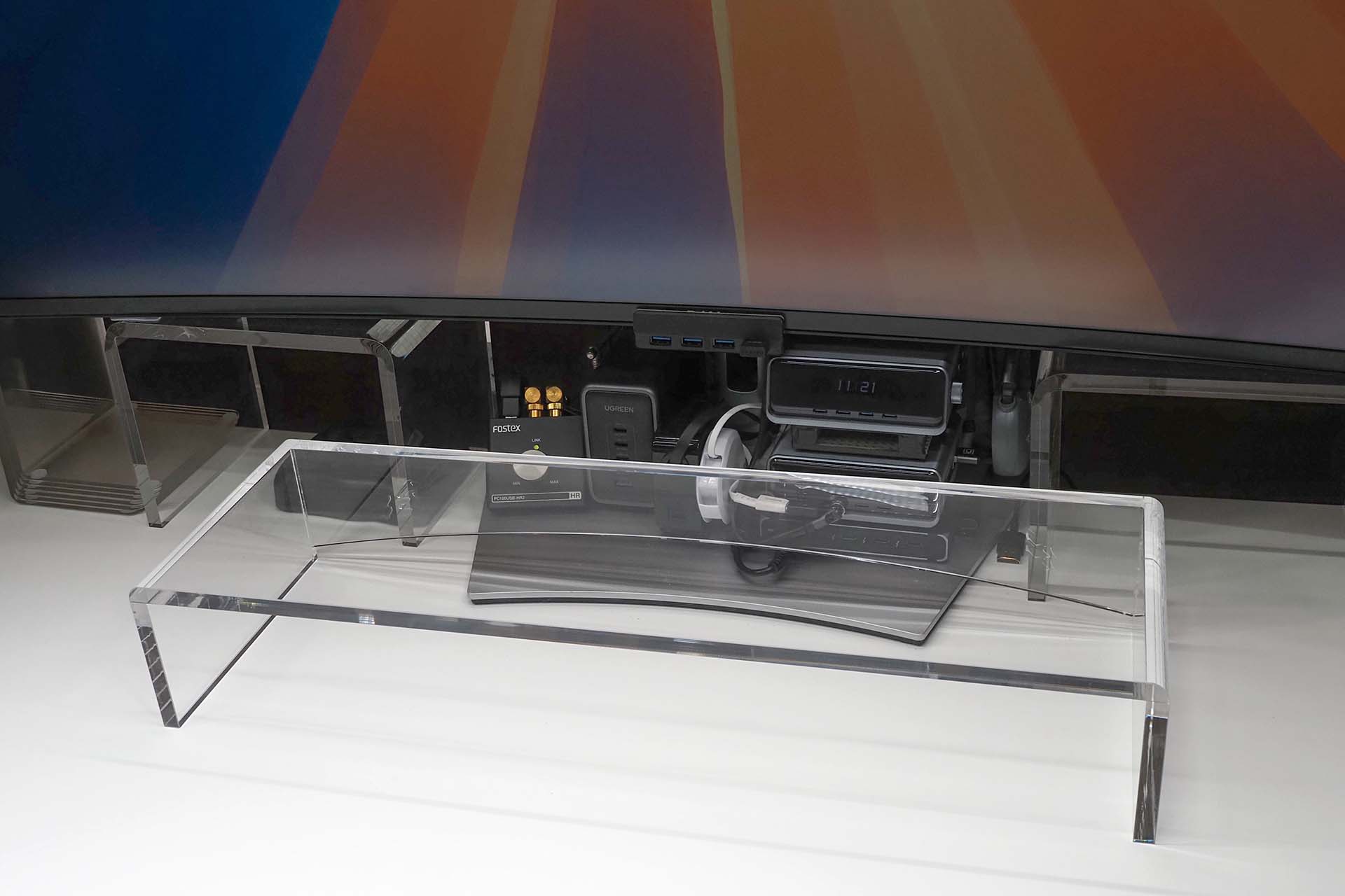 デスクトップパソコンのディスプレイ前に置いた様子。わりと大きな台座だが、透明なので存在感が希薄。目の前に置いても圧迫感がないのがナイス