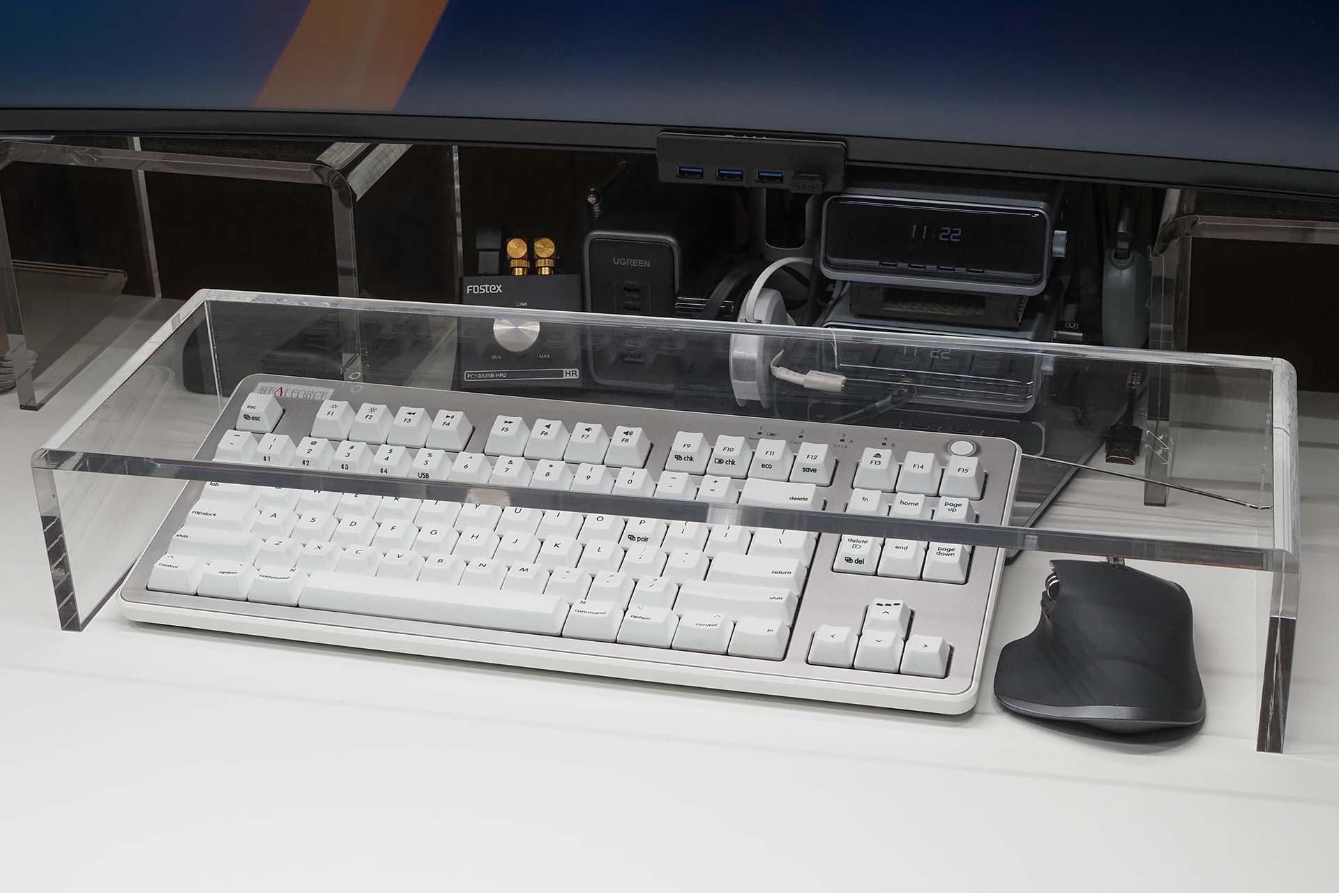 使っているキーボードとマウスがちょうどよく入る