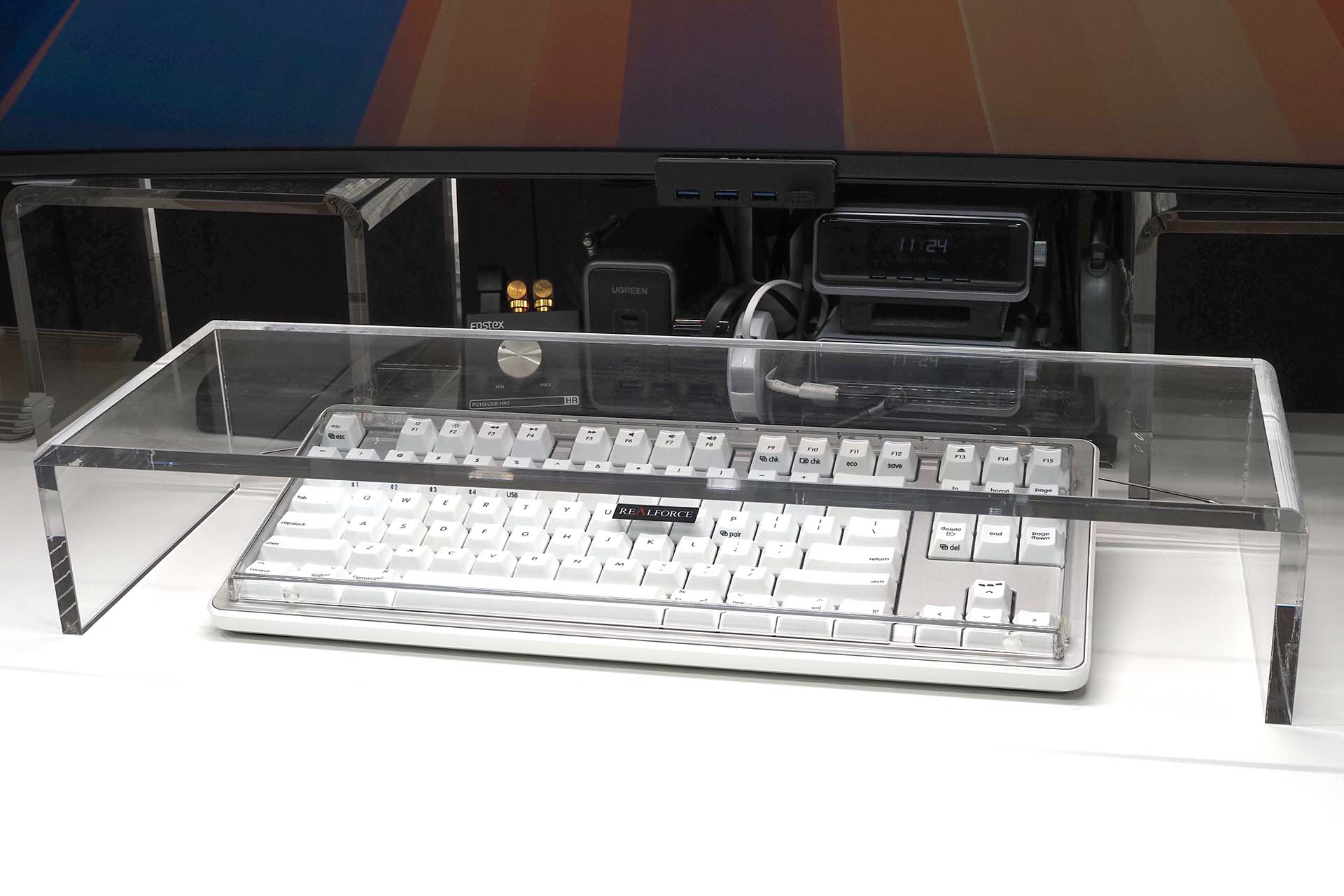 キーボードラックとキーボードルーフを併用するの図。まあここまでする必要はあまりないと思うが、このようにすれば猫より小さい愛玩動物さまである鳥類や齧歯類や爬虫類などがキーに乗ったりする問題も解消できるので、小型愛玩動物同居派・単体キーボードユーザーはキーボードラックとキーボードルーフを併用して各種問題を一挙解決す（以下略）