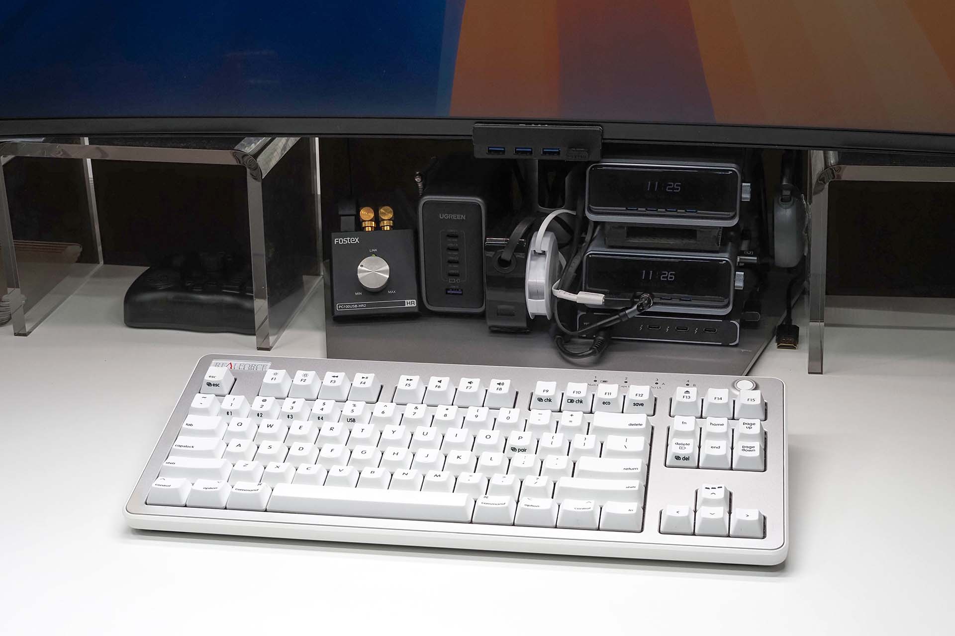 キーボードを単体で置いた様子。キーボードの上の空間をなにかに使うとか、キーボードの上になにか置くとかいうことはほぼ不可能だ。キーボード上空はデッドスペースなのである