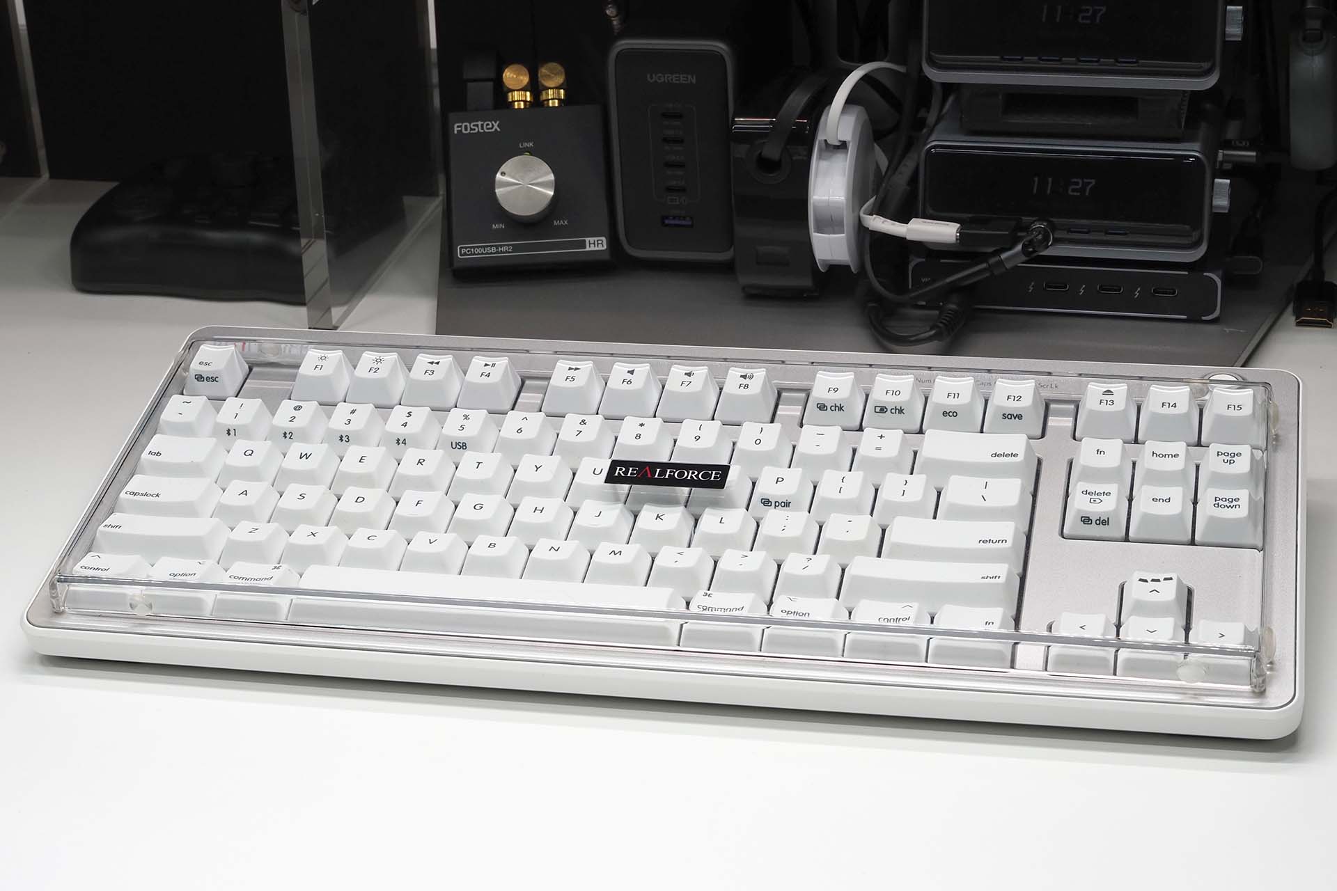 キーボードにキーボードルーフを被せると、キーボードの誤押下問題はなくなる。ワイヤレスキーボードの場合は電源をオフにすればいいが、有線キーボードの場合はパソコンからケーブルを抜くなどの必要が出てくる。ノートパソコンの場合も、キーボードルーフによりいろいろな状況を打破できたりする