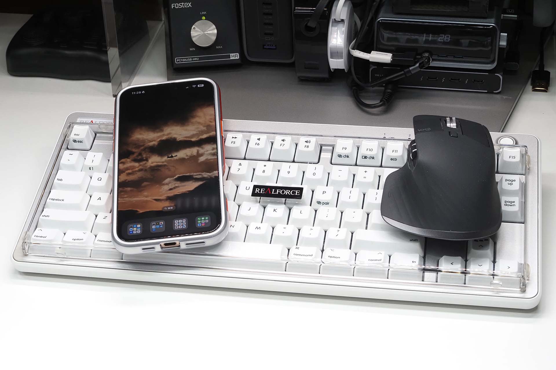 キーボードルーフを被せると、キーボードの上に紙資料や書籍やタブレット端末などをもたれかけさせるように置くこともできる。だがルーフに傾きがある場合が多いため、それらがズルズルと動いてしまったりする。キーボードルーフ上面をマウスやスマートフォンの置き場にすることも不可能ではないが、滑り止め対策をしないと簡単に滑り落ちたりする