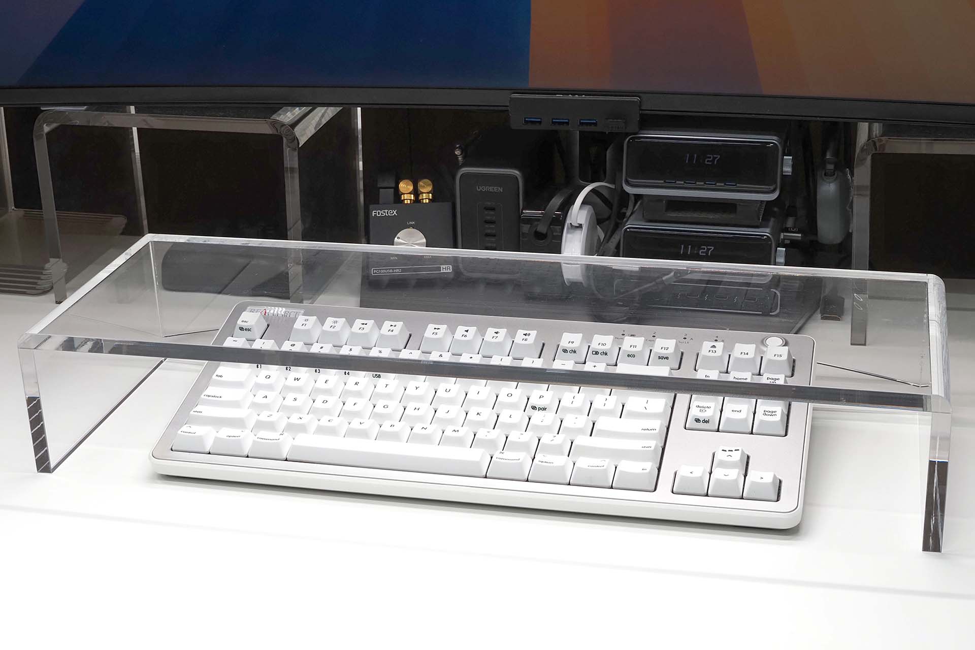 キーボードラックを置き、その下にキーボードを入れた。一応、ある程度のホコリ避けや誤押下防止となる。キーボードラックはキーボードルーフの役割もそこそこ備えている