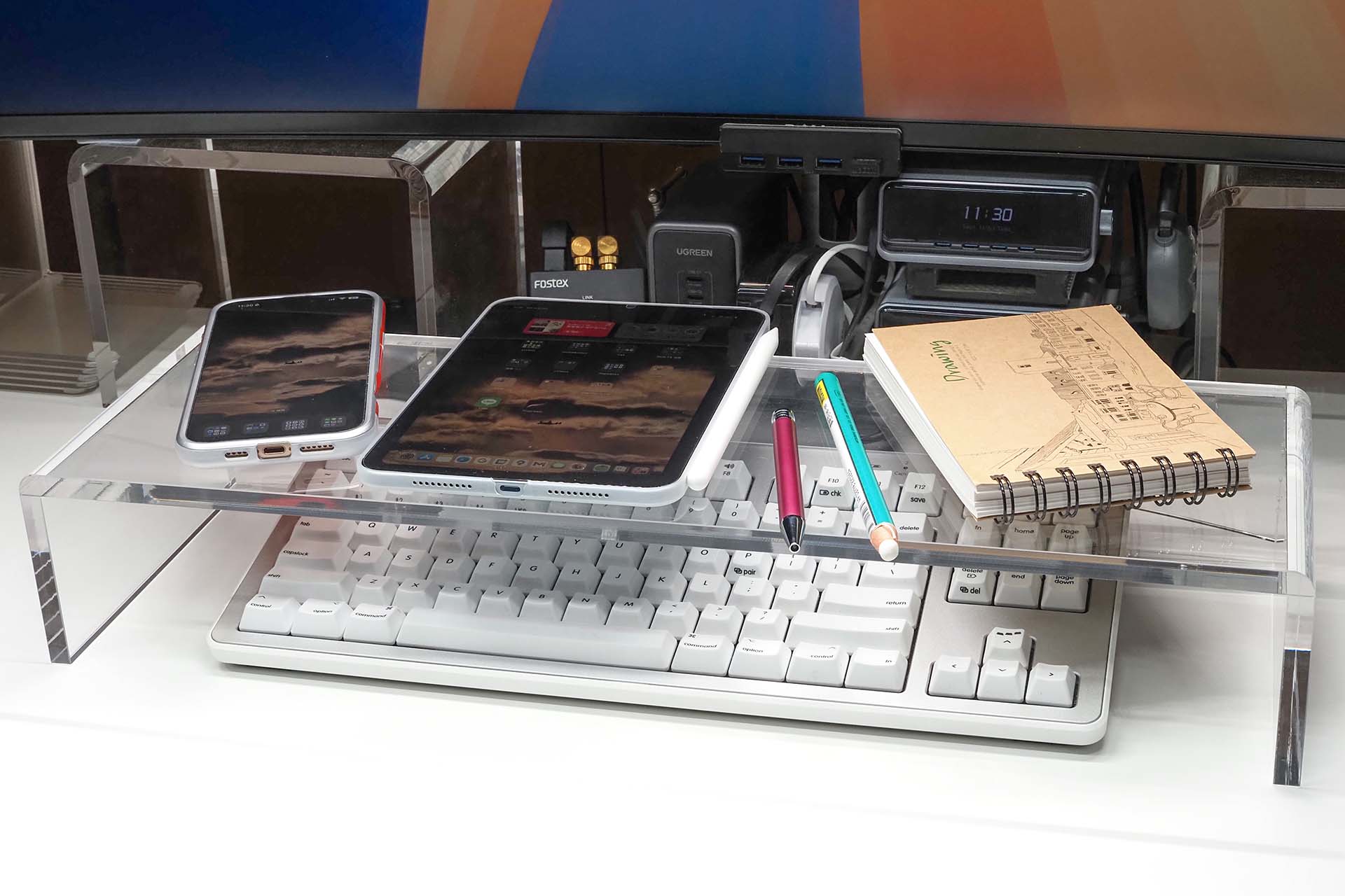 キーボードラックを使えば、キーボード上空にモノを置き放題。スマートフォンやタブレットやメモなどを安定的に乗せられる！　キーボードルーフでは「乗せるの絶対無理！」だった「軸が丸いペンやスタイラス」なども問題なく乗せられる！