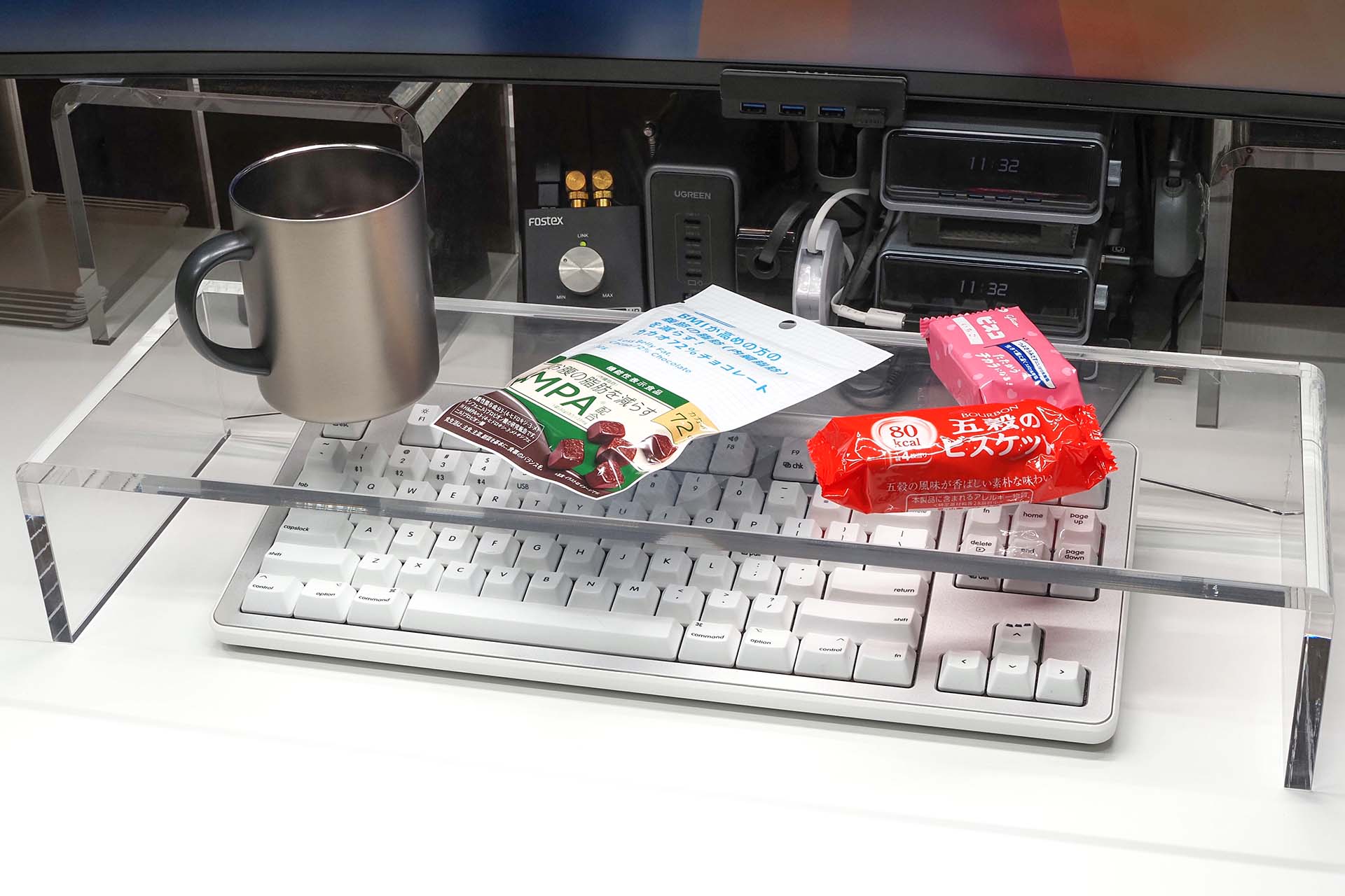 キーボードラックの上にコーヒーカップやお菓子を置いてティーブレイクなんてコトも楽勝！　なんならお弁当置き場にすることも可能！