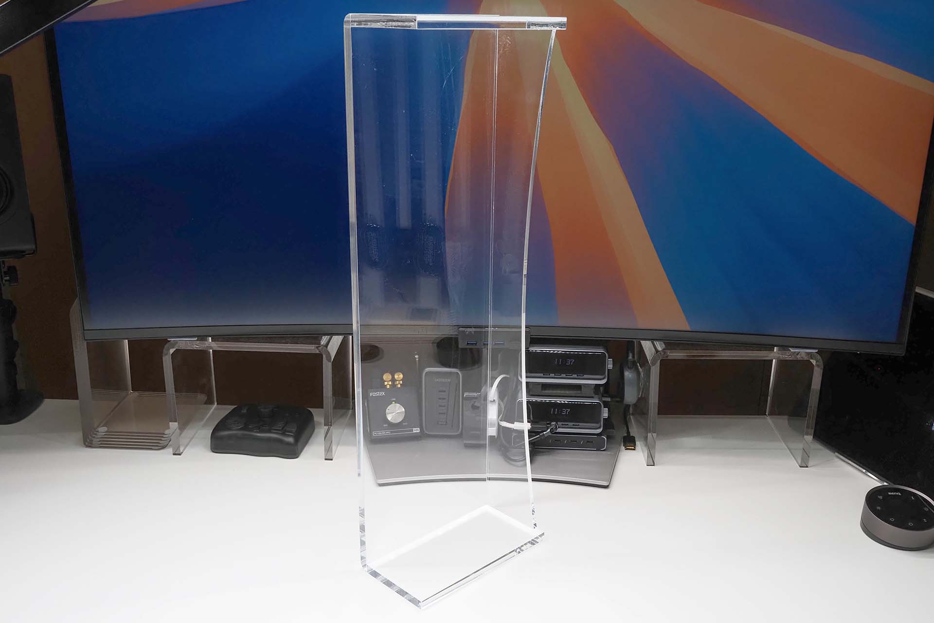 ある程度高さのあるキーボードラックを使えば、本来は左右側面となる面を底面として、一時的に立てておくこともできる。机上をより広く使いたい場合でも、キーボードラックはわりと便利に扱えるのだ