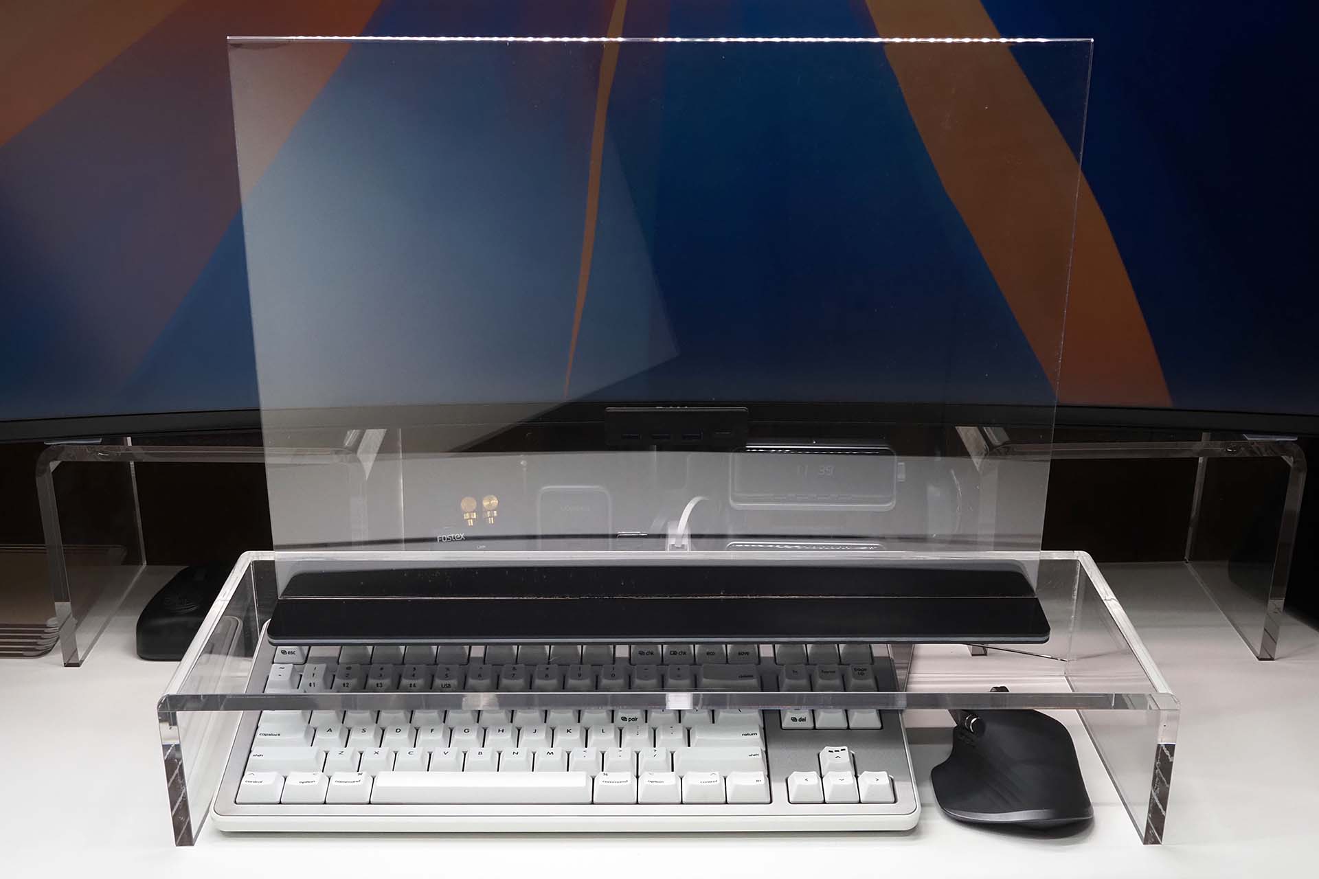 キーボードラックの下にキーボードとマウスを避難させ、キーボードラックの上に画面保護用のアクリルフレームを立てた様子。実質、アクリルフレームを置くだけで、ほぼ準備完了