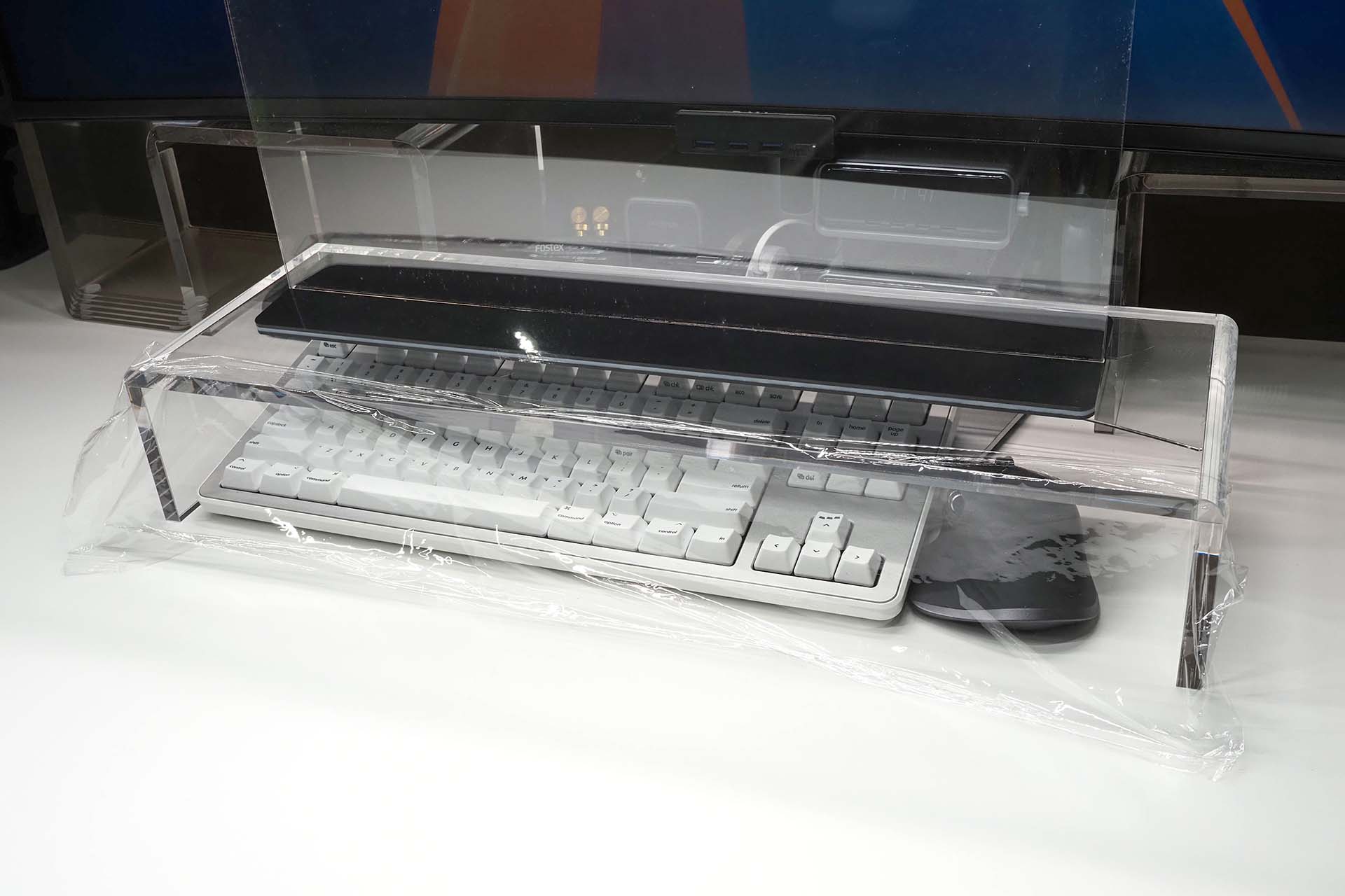 キーボードラックの下のキーボードやマウスの汚れ防止は、キーボードラック手前にラップなどでちょっとしたカーテンを張るだけで行える