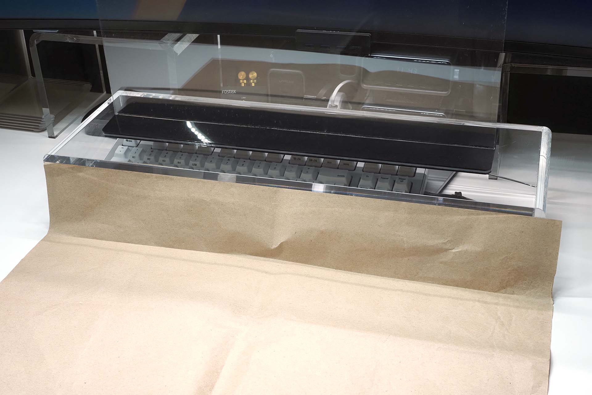 キーボードラックの手前に紙を軽く置くなどでもOK。ディスプレイ前で工作をする場合、机上汚れを防止するために紙やシートを敷く人は少なくないと思うが、それらをちょっと折り曲げる程度でキーボードとマウスの汚れ防止が可能になる