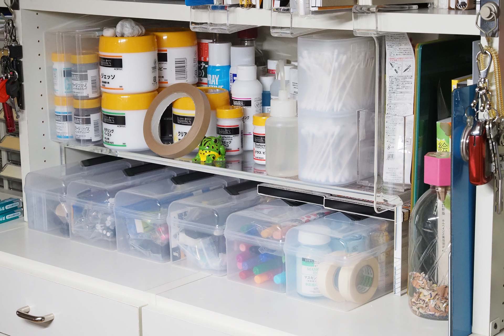 最近けっこう絵の具やインクなどで描いたり滲ませたり盛ったり削ったりするようになったので、棚の一部が画材置き場になっている。ちょっとしか使わないのに、1本・1瓶・1缶ずつなど数が増える画材は、整理整頓収納がタイヘン