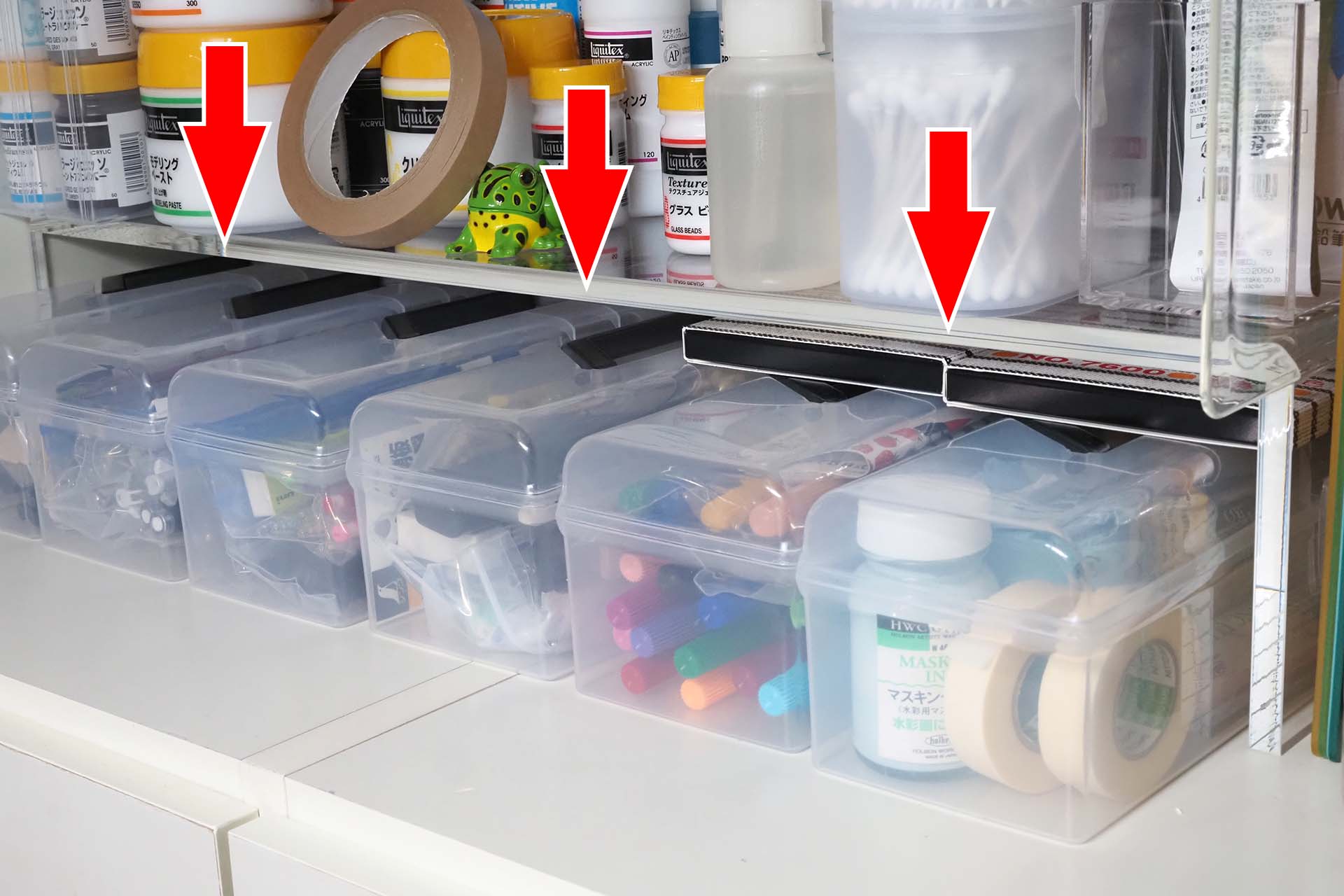 パソコンデスクで使うには大きすぎたオーダーミスのキーボードラックは、画材置き場にピッタリ。棚を上下2分割にするように機能し、画材の整理整頓収納がより容易になった