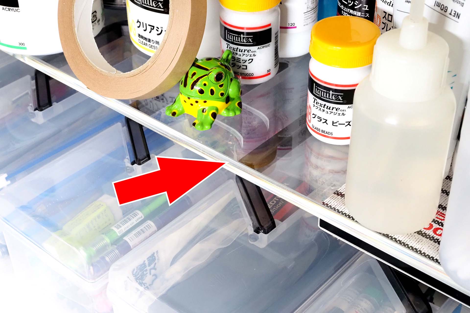 透明のキーボードラックなので、下側になにが置いてあるかもよく見えて便利。1mm厚の透明アクリル板で作られているので、上に画材をたっぷり置いても全然歪まずナイスだ