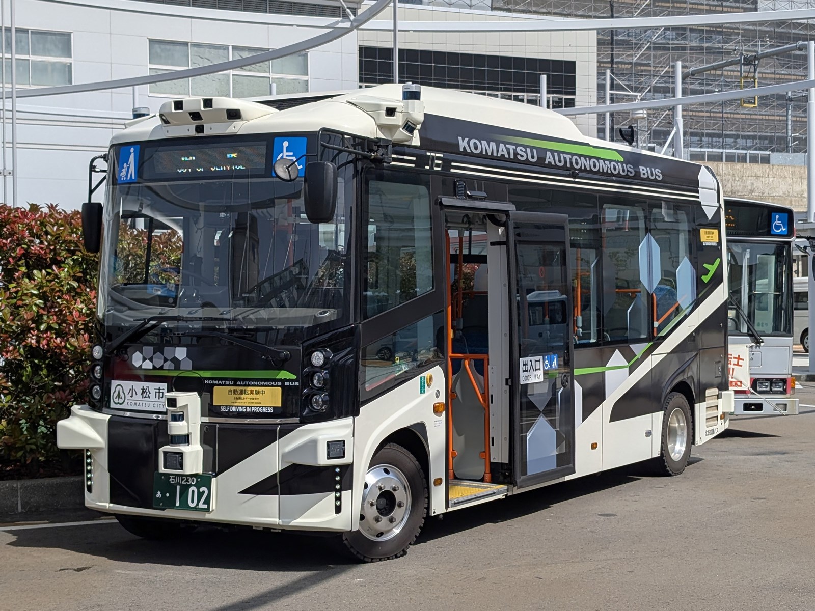 こちらが自動運転バス。誰でも予約なしで乗れます