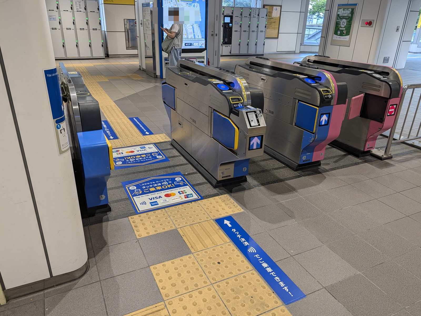 こちらは竹芝駅（改札内）。3台ある自動改札機のうち、1台だけがクレカタッチ決済対応になっていました