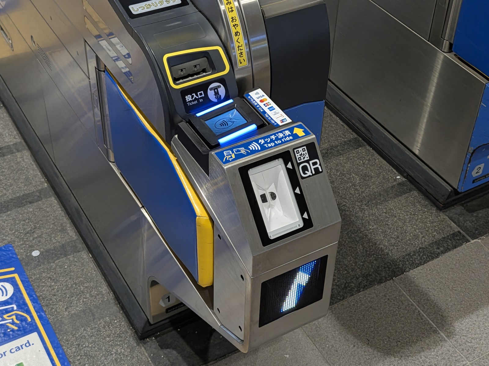 タッチ部のクローズアップ。切符挿入口の手前が、クレカをタッチさせる部分です。交通系ICのタッチ部とは全く別の場所になります