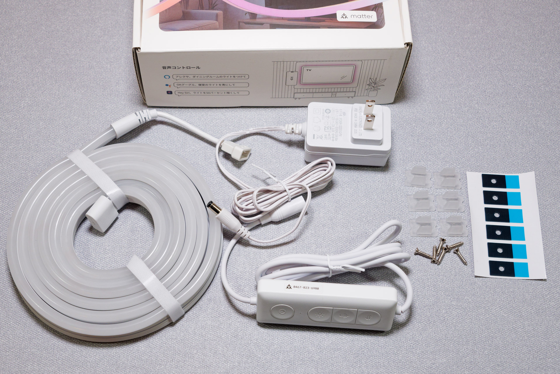 ライト本体に、ACアダプタとリモコン、固定用パーツが付属