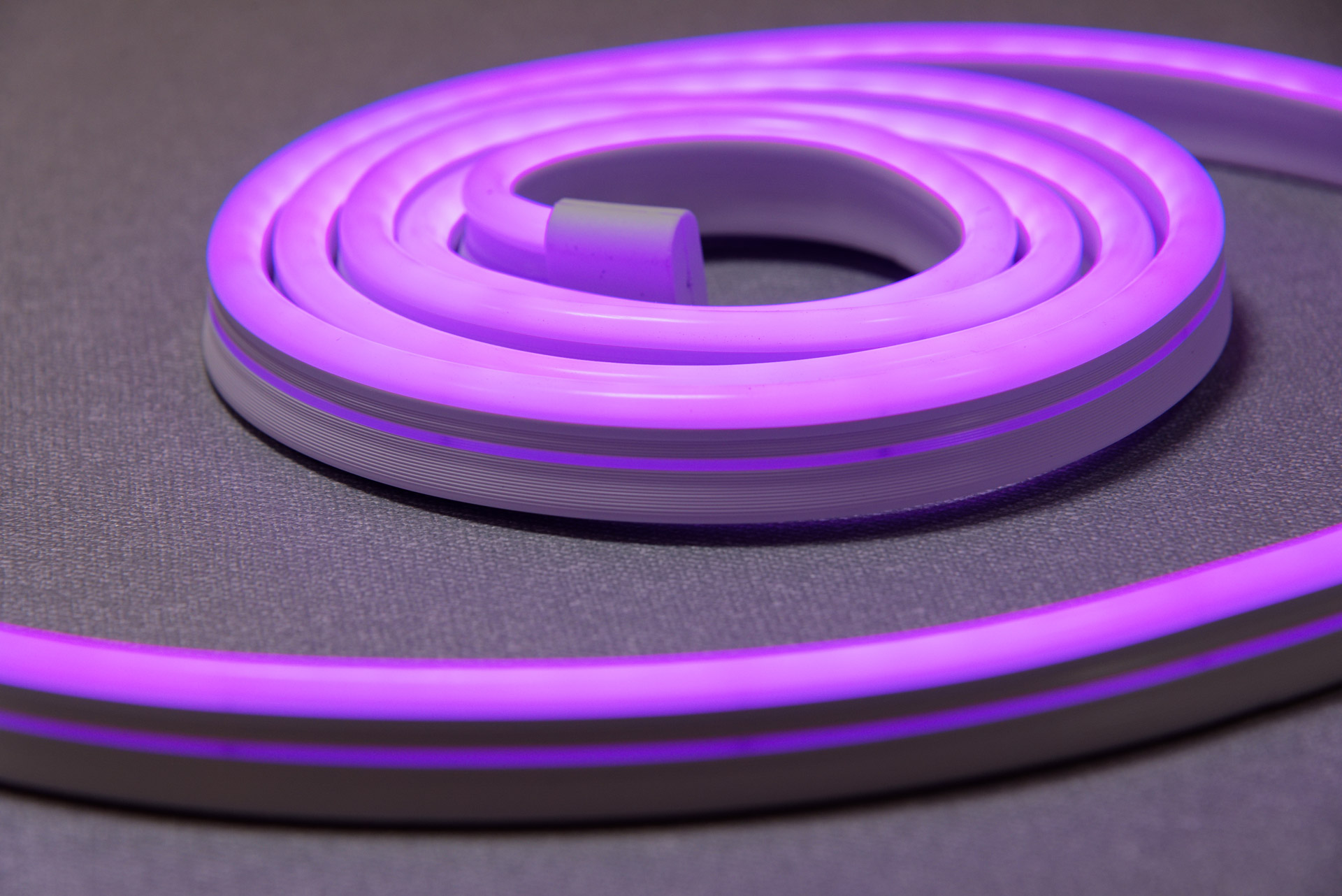 上層にライト、下層にフレキシブルアーム、というような構造で、基本的な曲げ方向は水平