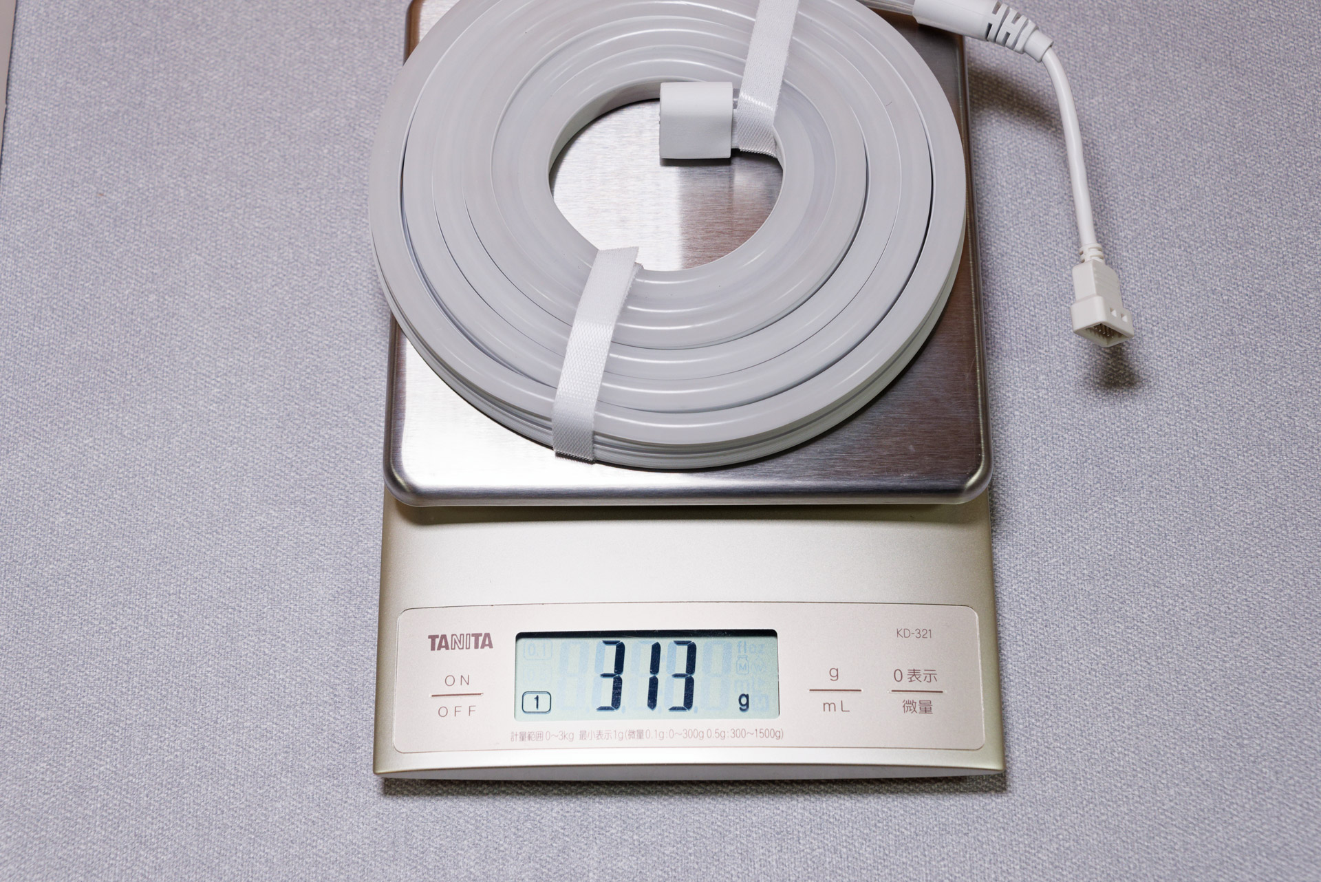 ライト部分は全体で2メートルと長め、重さは300g超とずっしり