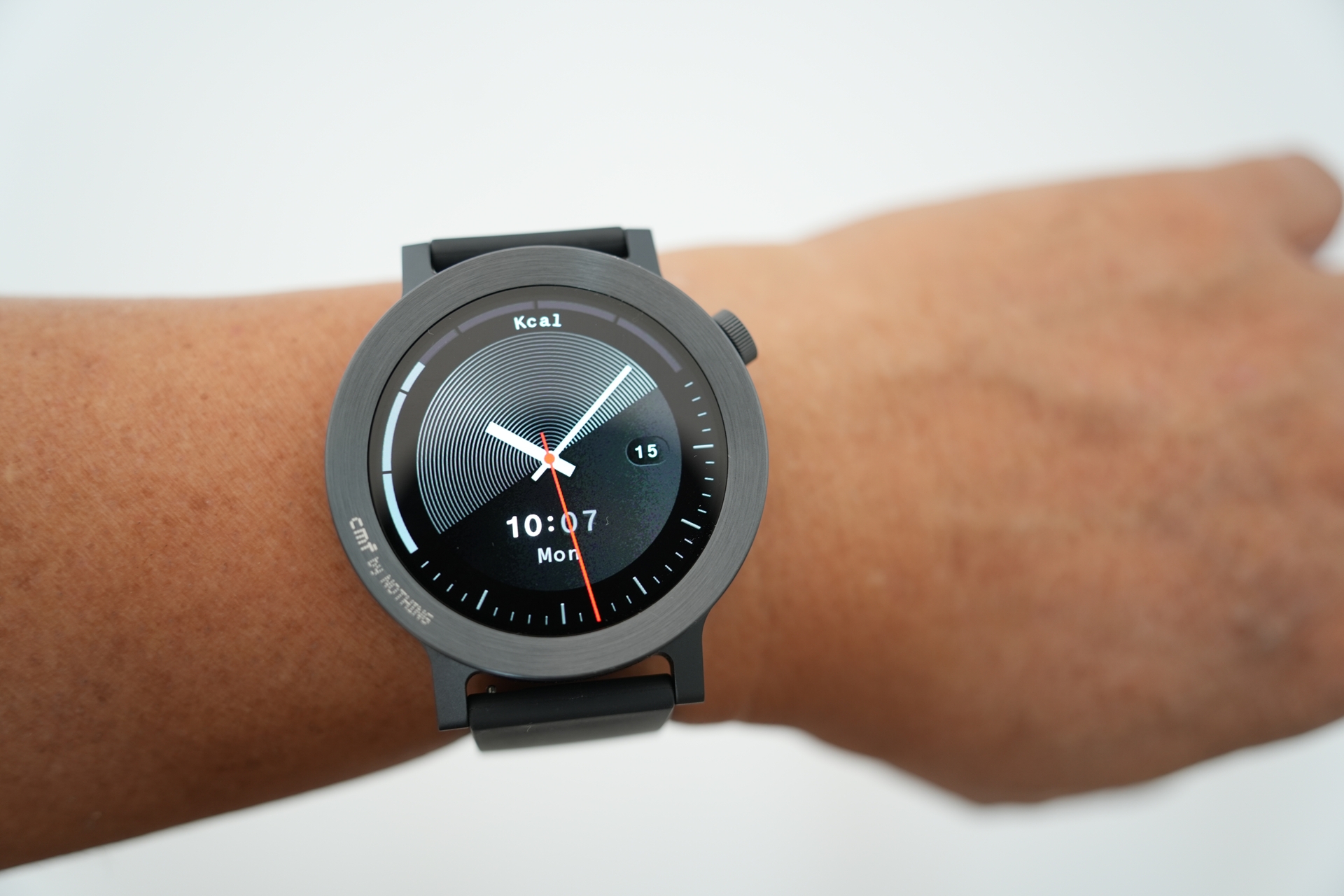 円形デザインで、1.43インチの有機ELディスプレイを搭載