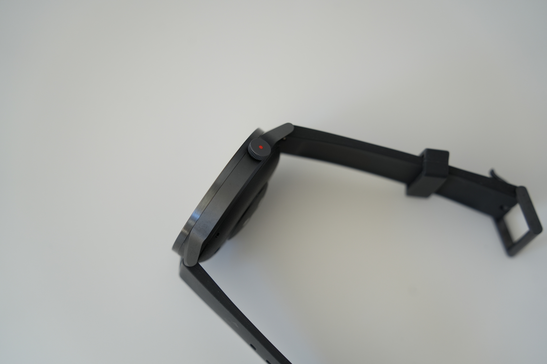 右側面にリューズを模したボタンを搭載。回して画面をスクロールすることもできる