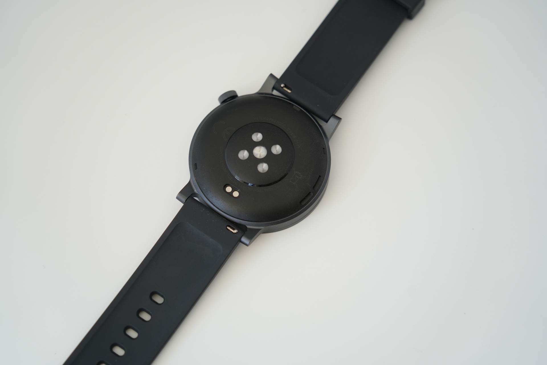 背面に心拍数と血中酸素濃度を測定するセンサーを搭載