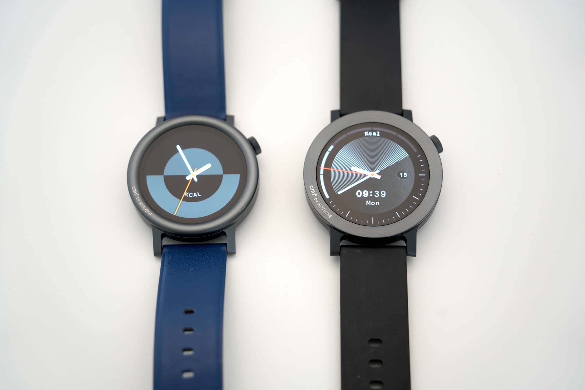 左がCMF Watch Pro 2で、右がCMF Watch 3 Pro。ベゼルのデザインが変わり、ディスプレイが1.32インチから1.43インチへと大きくなった