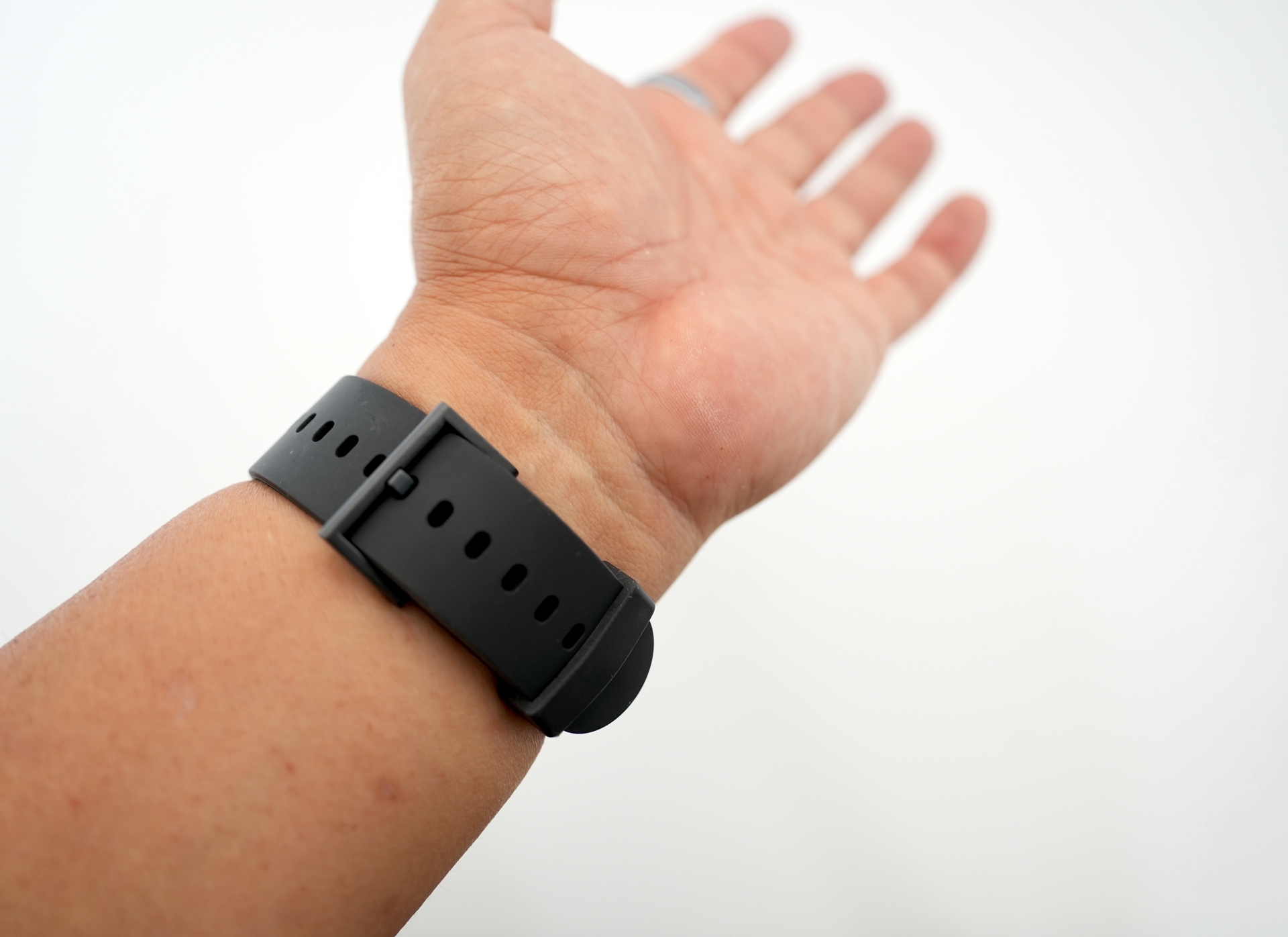 ベルトの留め具は一般的なもの。サイズ調整がしやすく、装着感は悪くない