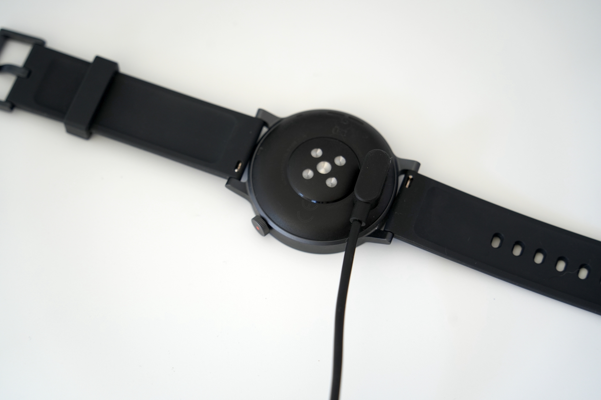 同梱の充電ケーブルを使ってUSB経由で充電する