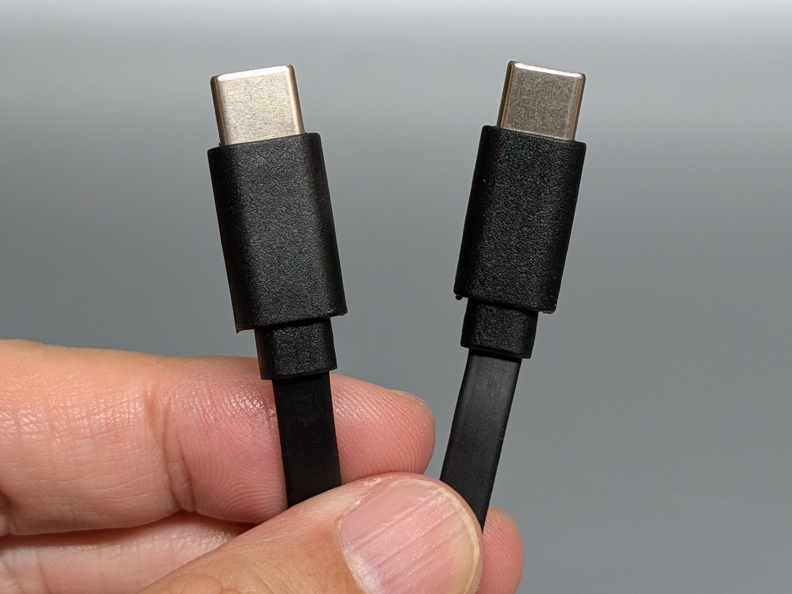 コネクタは両端ともUSB Type-C。コネクタの外皮がスリムなのはメリットだ