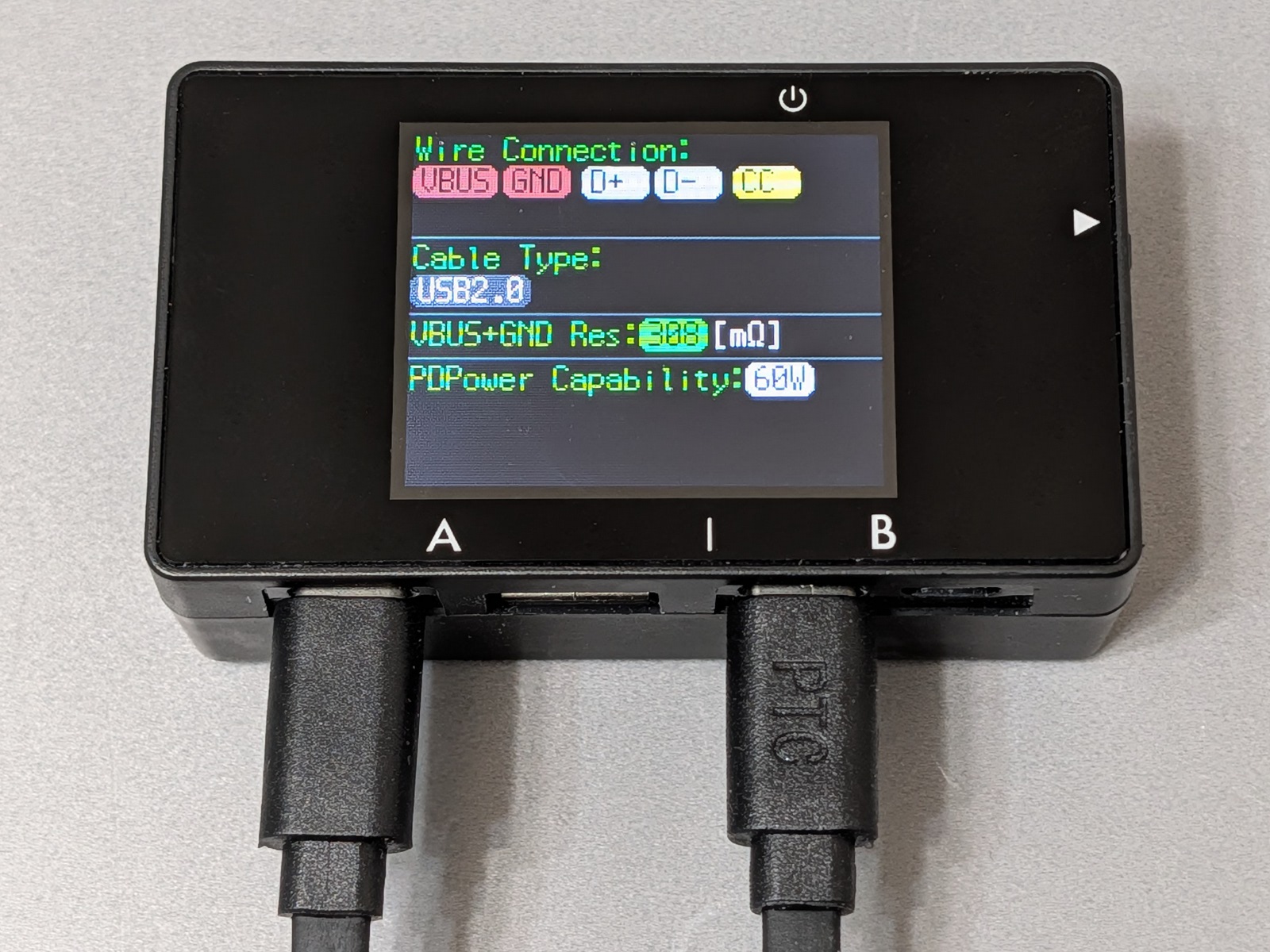 チェッカーで確認したところ充電・データ転送の両対応、USB 2.0仕様、充電時の出力は60Wと、公称スペックとの相違はない