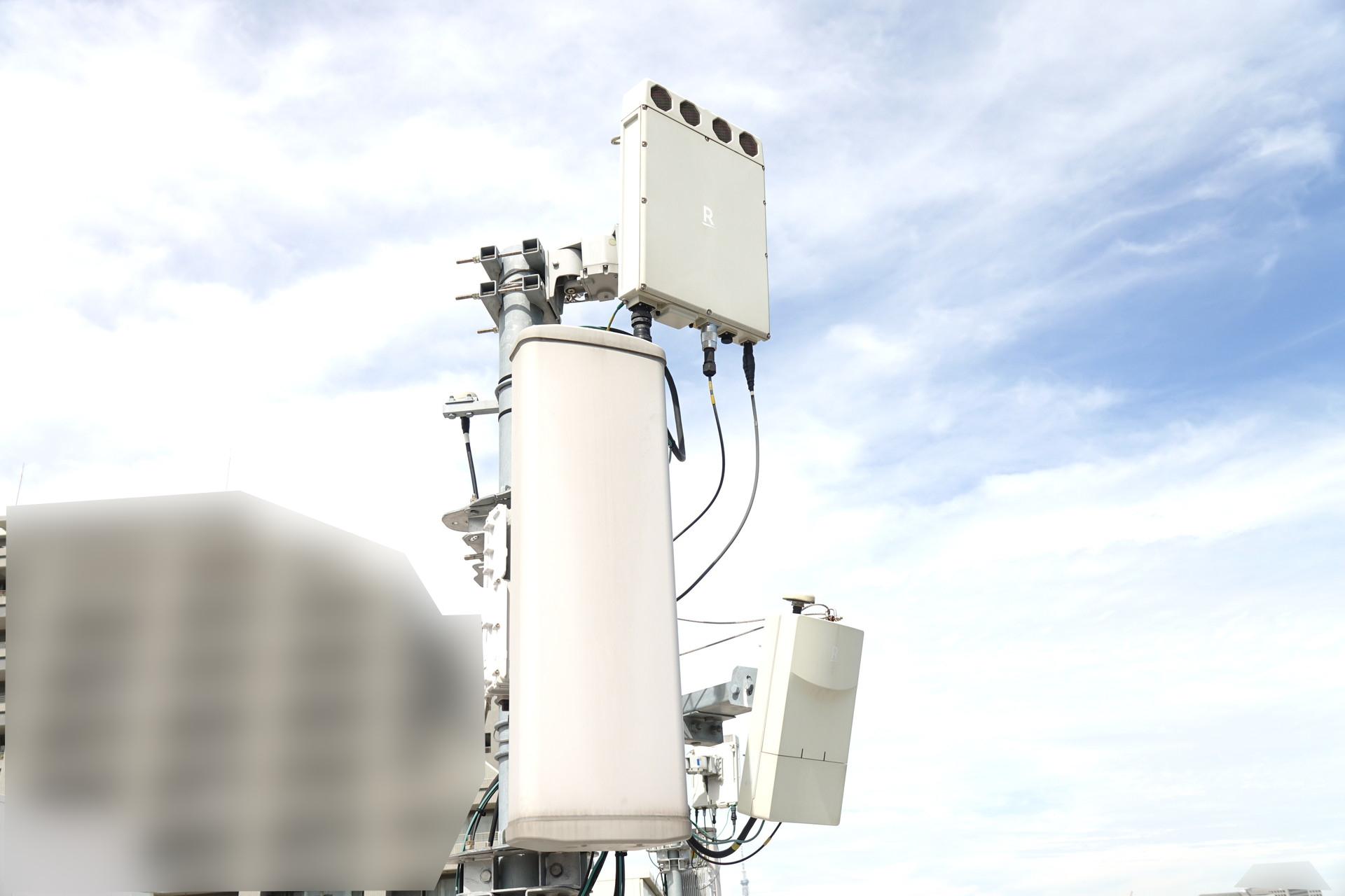 RIC導入済みの基地局。5G Sub6（最上部）、4G（左下）、5Gミリ波（右下）のアンテナが見える