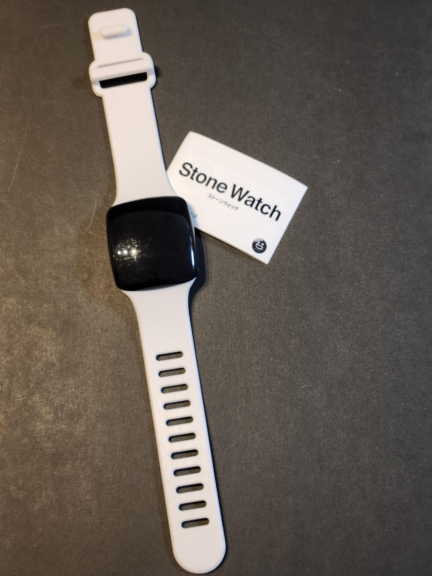 白バンド黒フェイスの「STONE WATCH」単独写真