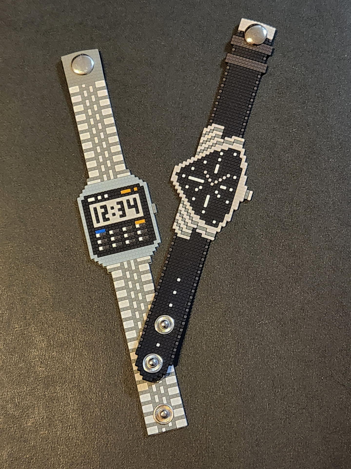シリコン製のピクセル風時計と並べた写真