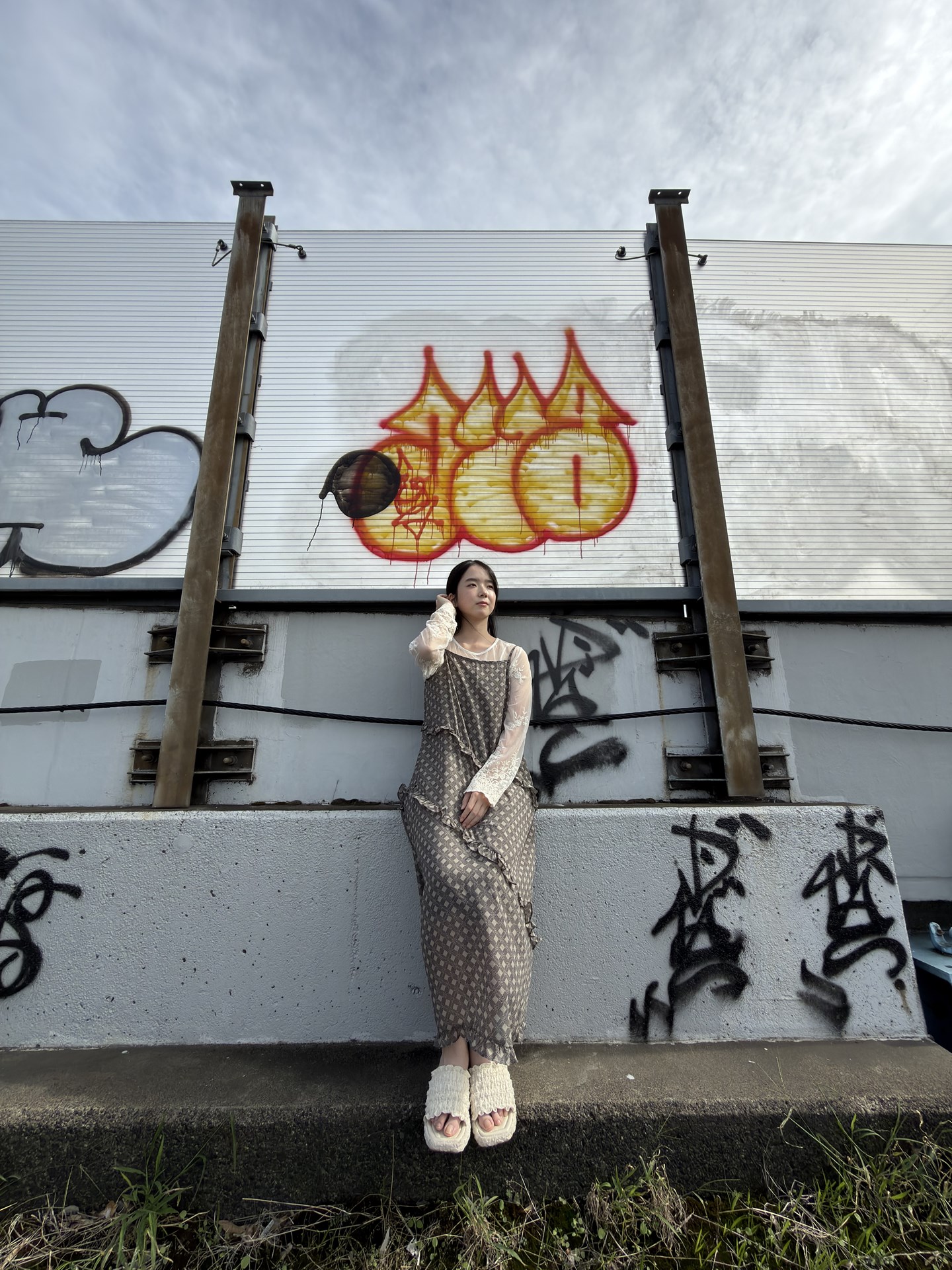 24MPと48MPでの描写比較。どちらも問題のない写り。48MPの方が当然ながらモデルの衣装などディテール感が豊富である（モデル：吹）