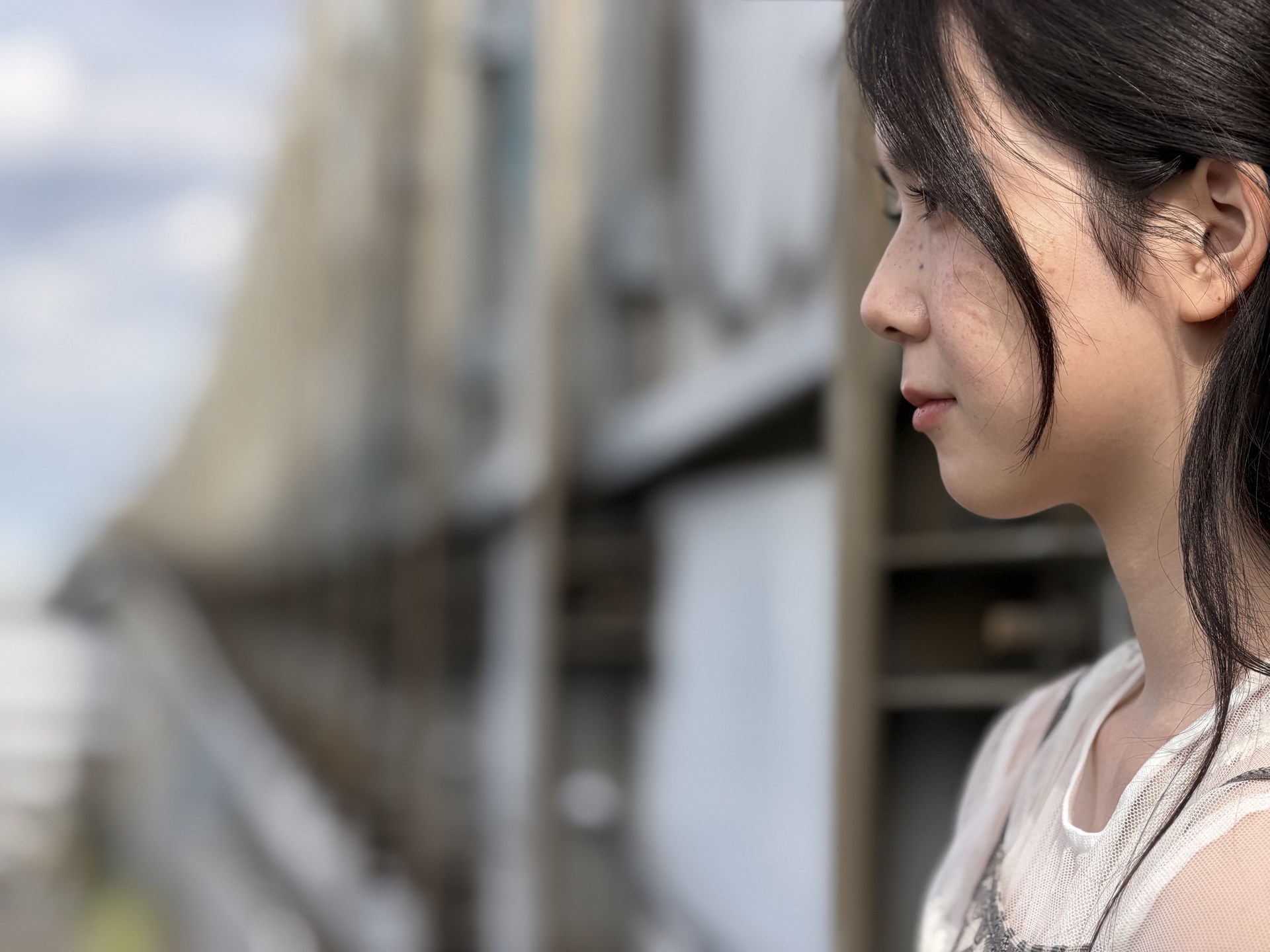 ポートレートモードでのカット。やや前髪部分の境界判定がアヤシいが、まずまずの被写体分離である。ボケなどコントロールの呼び出しが面倒になったのが残念だ。撮影後にカメラロール内で調整した方がよさそうだ（モデル：吹）