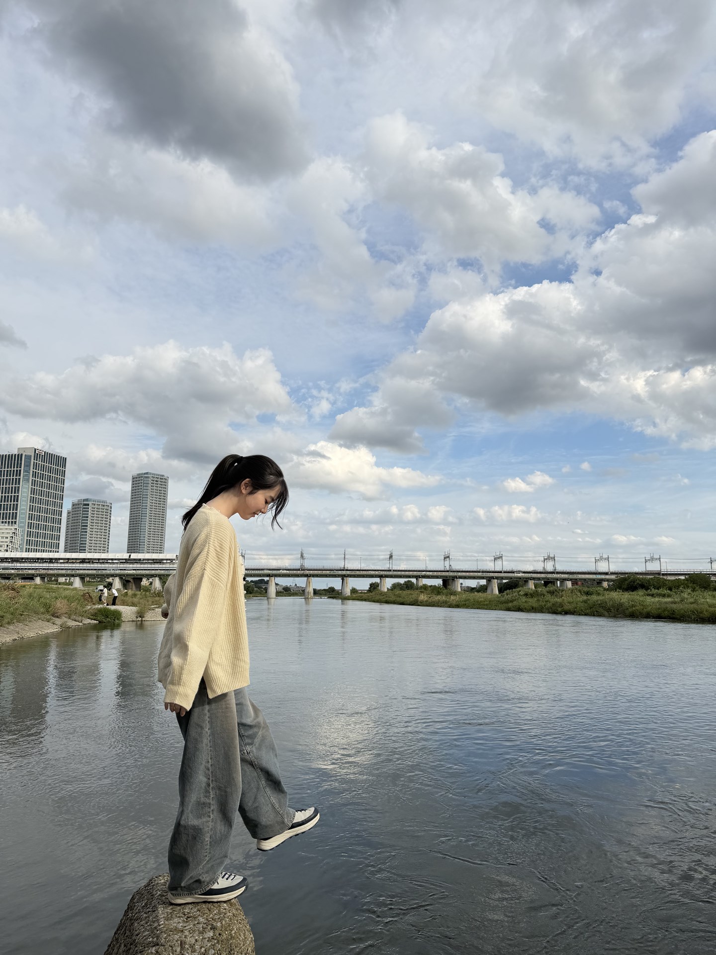 日が傾きかけた河川敷でのカット。広角カメラの描写が当然ながら一番いい。モデルの顔周り、衣装、そして背景までなかなかの描写に感じる（モデル：吹）