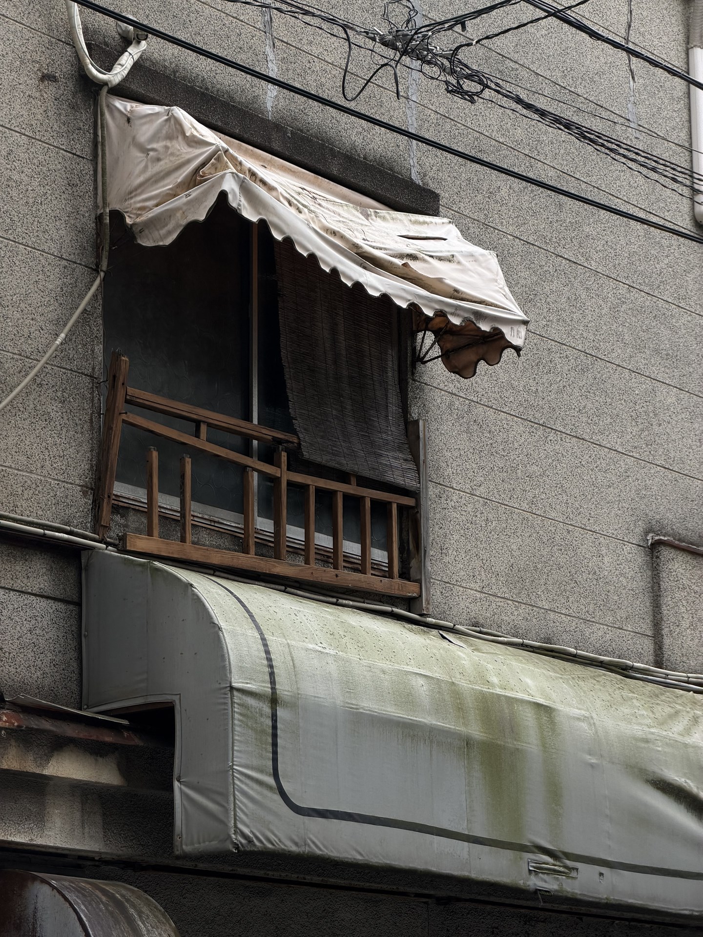 新しくなった望遠カメラは街中の撮影が楽しい。気になった被写体をそっとキャプチャーする感じがイイ。やれた庇、壊れた手すり、渋い壁の描写がいい。ただ若干色味が暖色系に感じられる