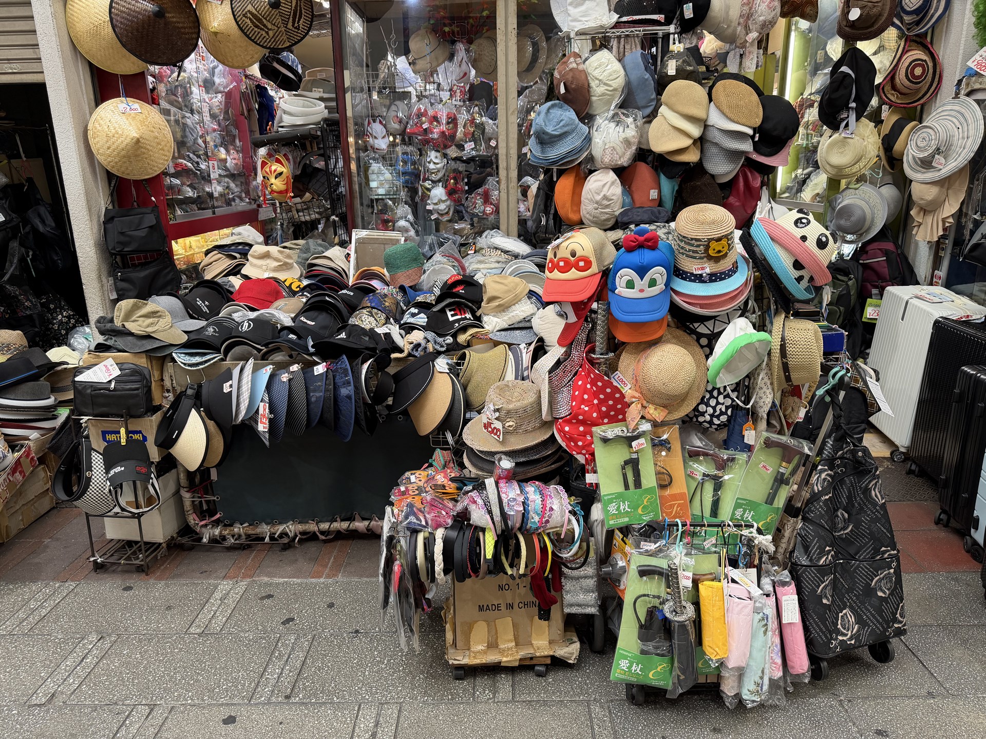 浅草の商店を撮った。数多くの帽子などが陳列されているが、どれもシャープでしっかりと写しとられている