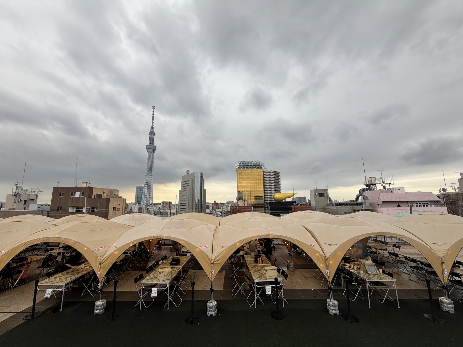 雨が降り出しそうな浅草。その感じをうまく「iPhone 17 Pro」はキャプチャーしてくれた。ようやく3つのカメラが48MPになり、超広角から望遠までまんべんなく一定品質の写真を楽しめるようになったと言えよう