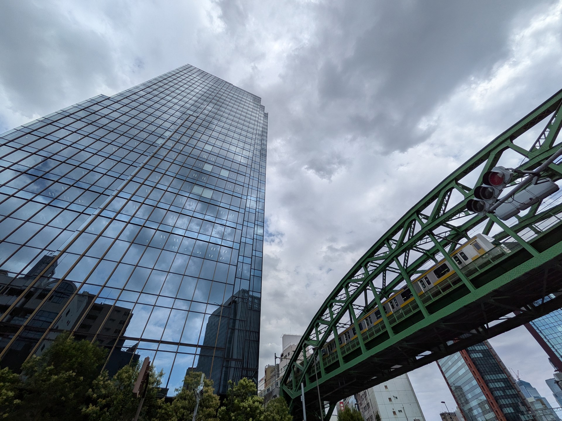 秋葉原でのカット。インテリジェントビルと電車を超広角カメラで封じ込めた。電源スイッチのダブルクリックでサッと立ち上がるカメラ機能はシャッターチャンスに強い