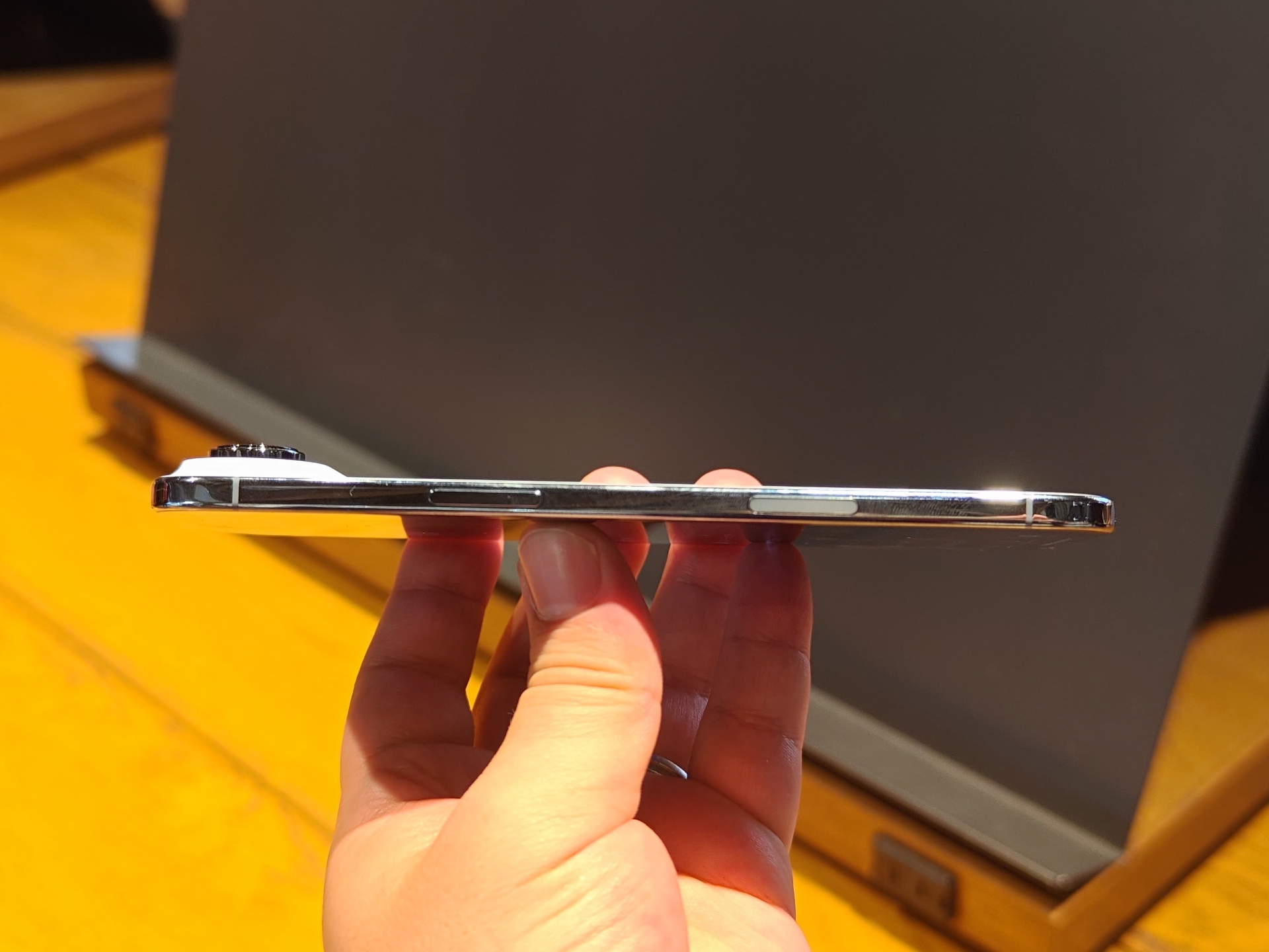 iPhone Airの薄さと軽さは凄まじかった