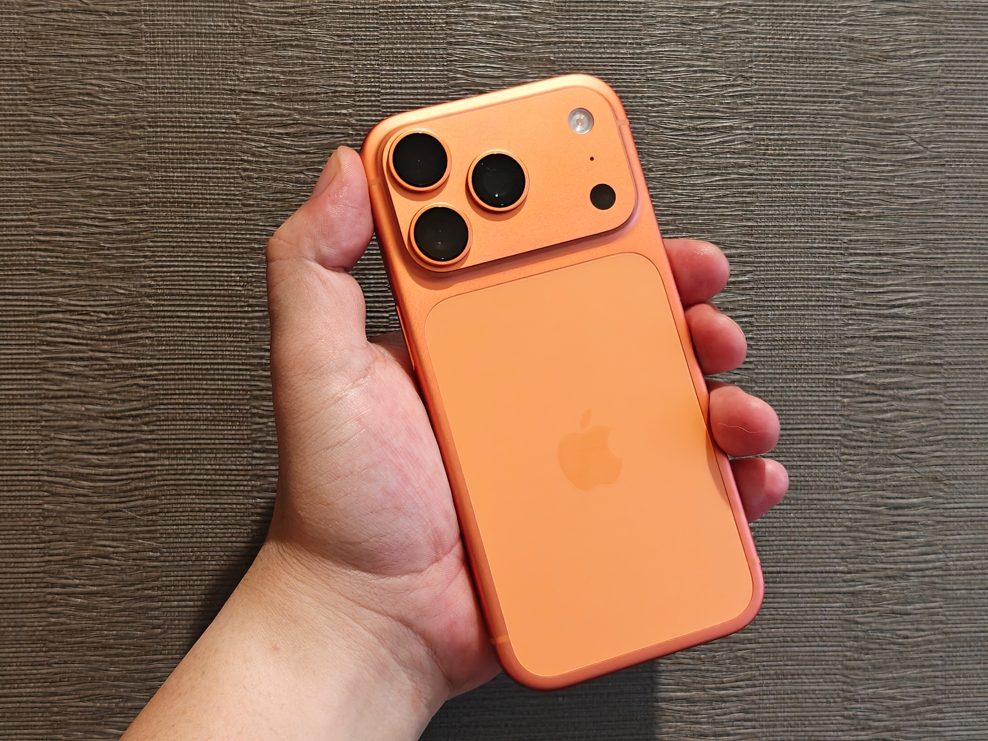 パキッとした色味が可愛いコズミックオレンジをチョイス