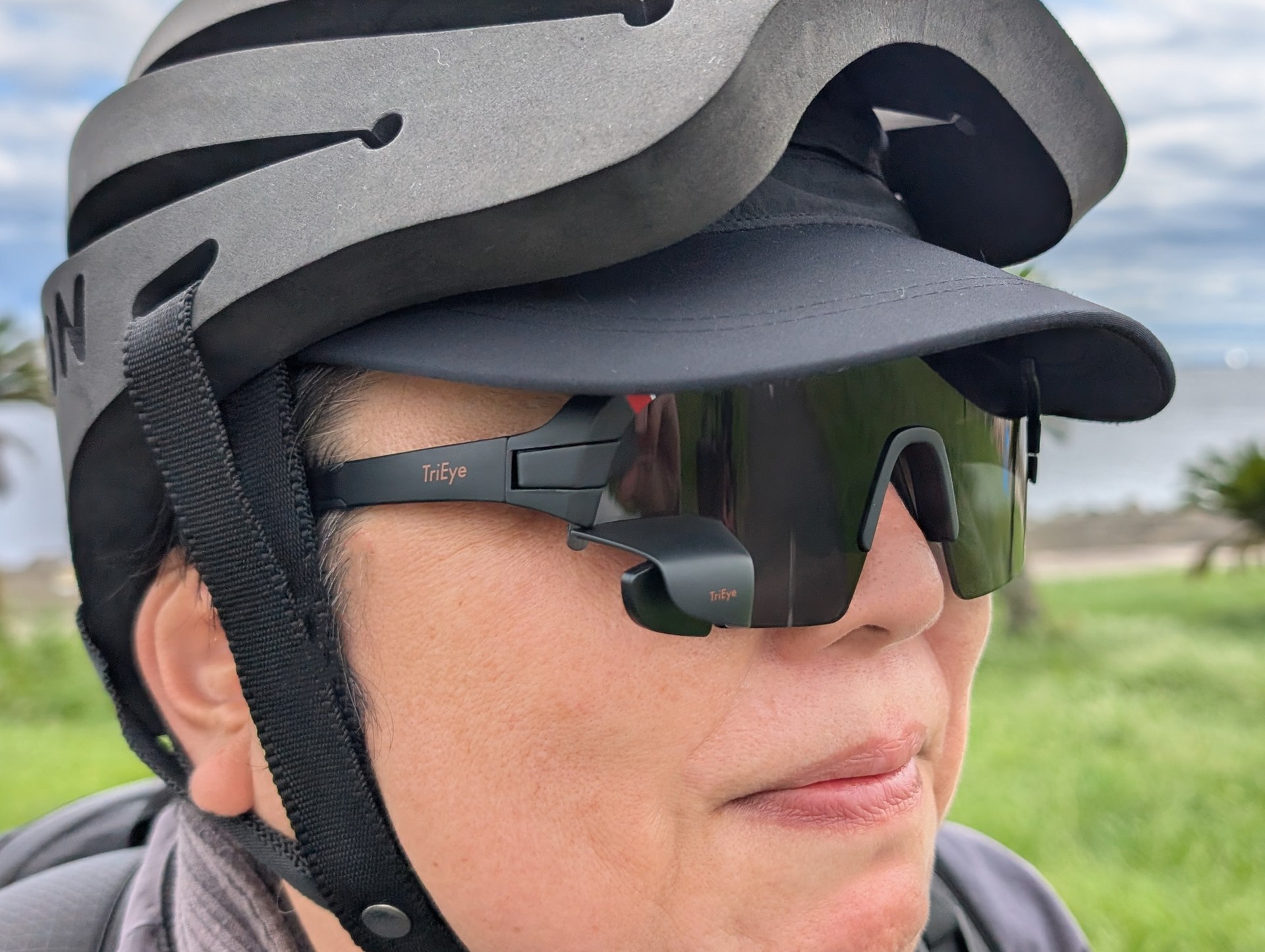 しまなみ海道で先頭を走っていて、切実に欲しいと思ったのがバックミラー。大きく振り返らずに後ろを確認できる、バックミラー付きのサングラスは、使ってみるとなかなか便利です